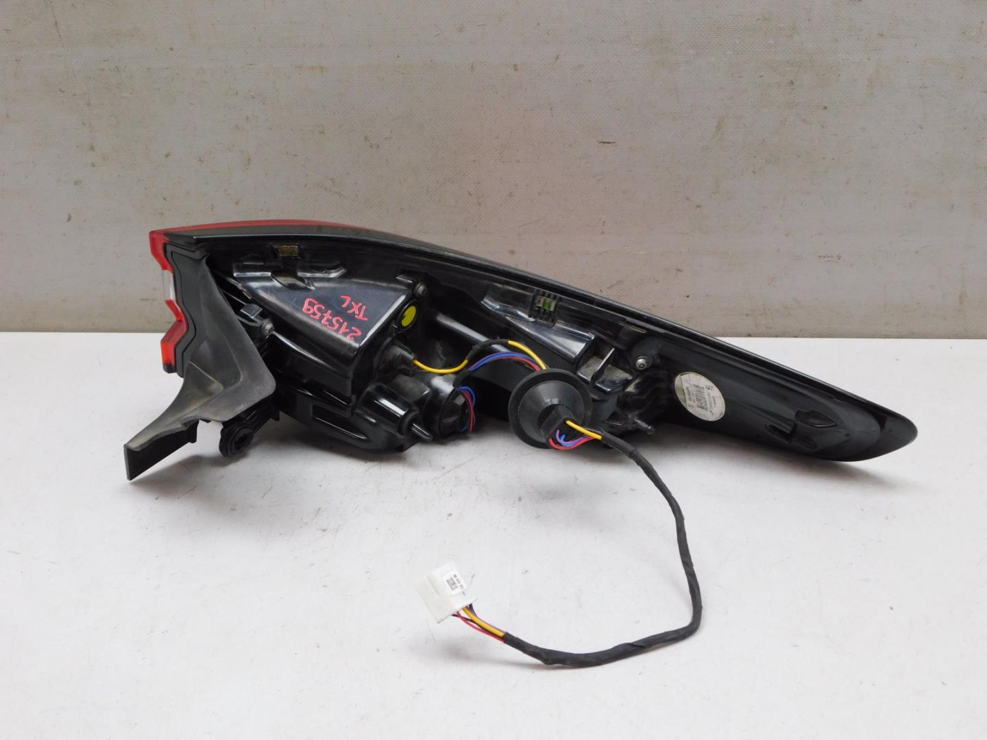 Фонарь задний наружный левый