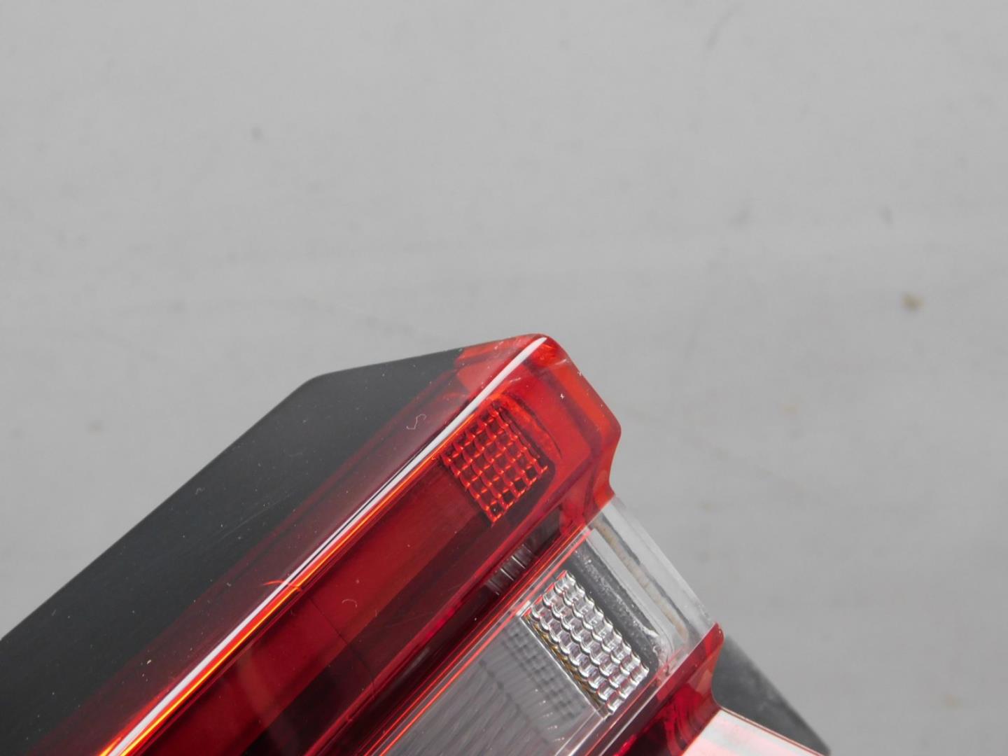 Фонарь задний наружный левый