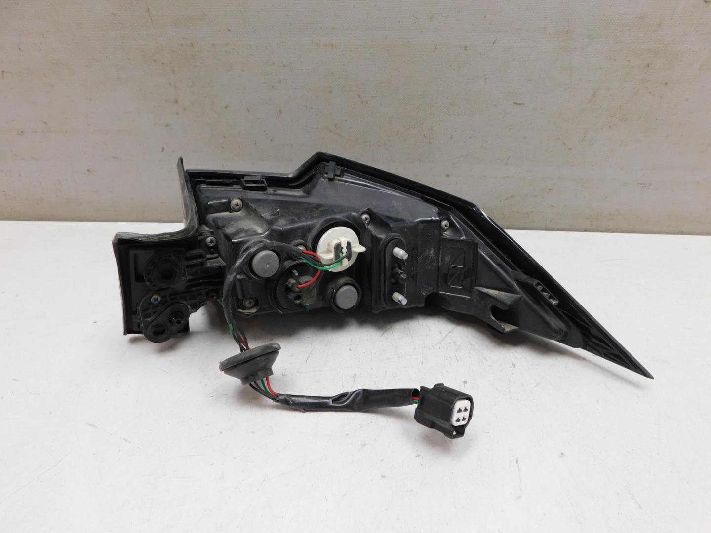 Фонарь задний наружный левый