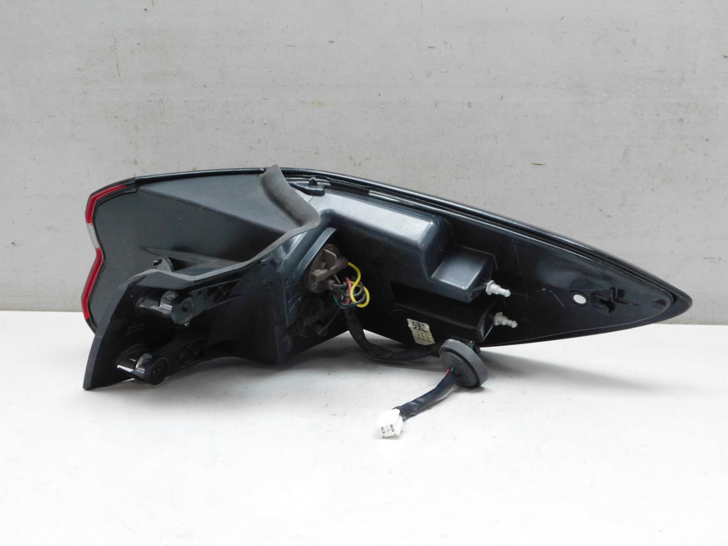 Фонарь задний наружный левый