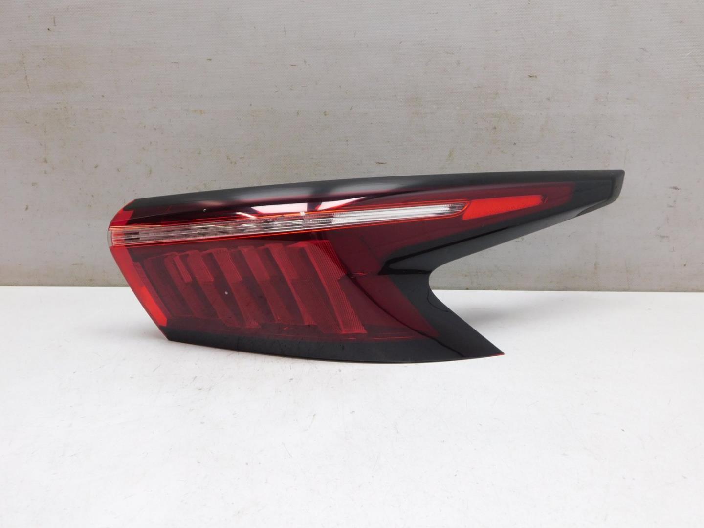 Фонарь задний наружный правый