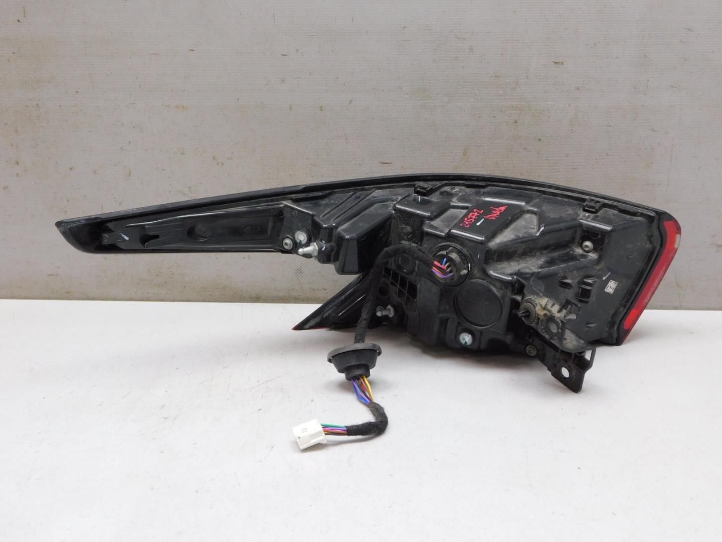 Фонарь задний наружный правый