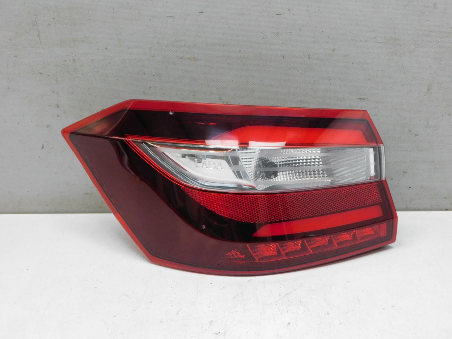 Фонарь задний наружный левый