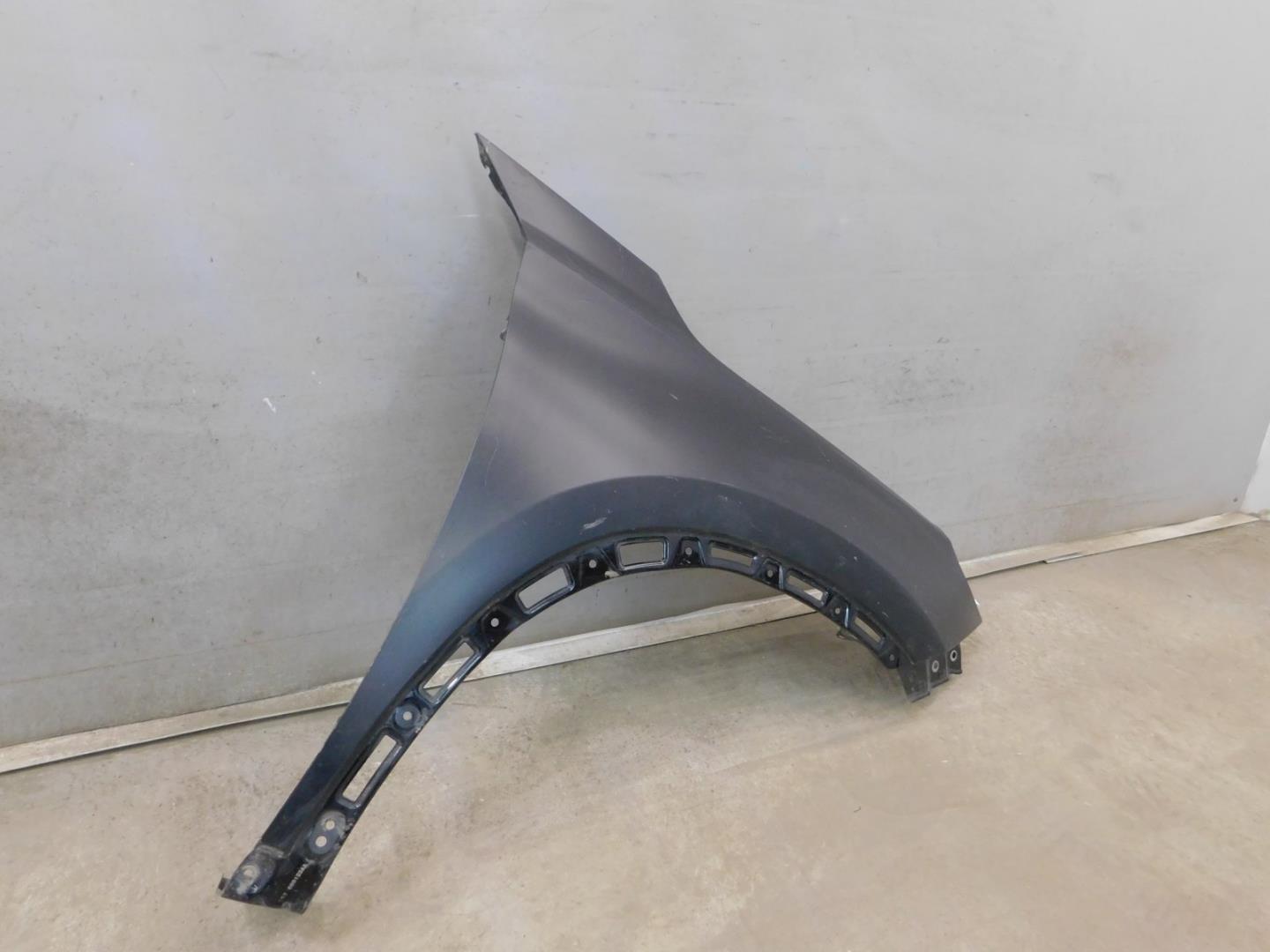 Крыло переднее правое