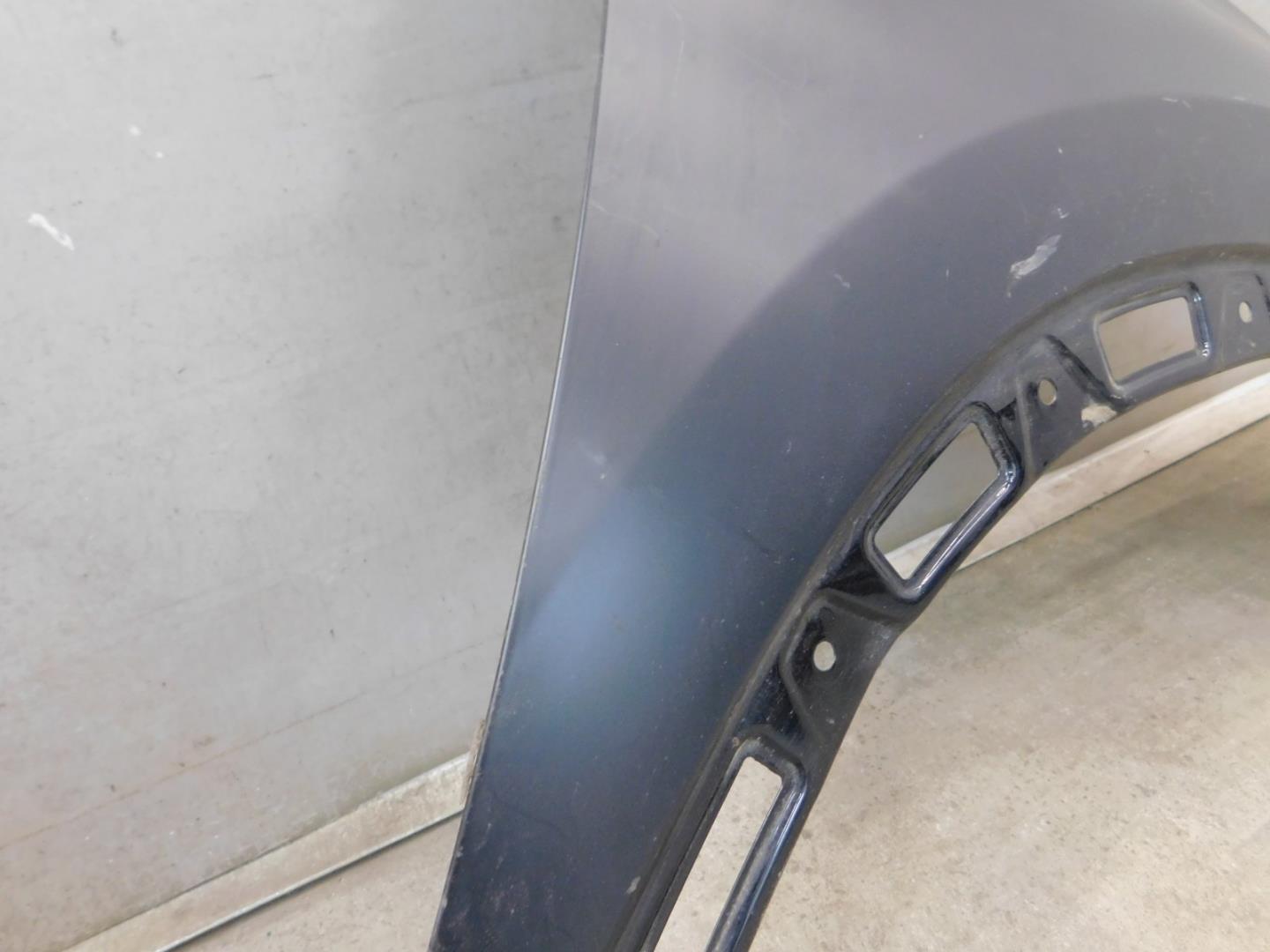 Крыло переднее правое