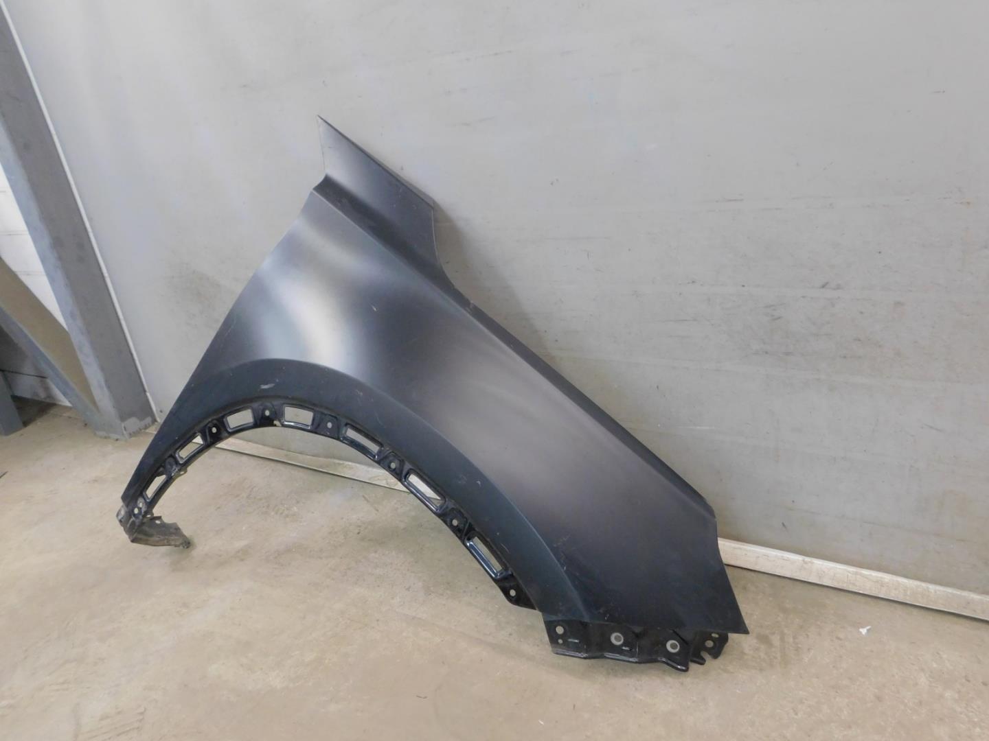 Крыло переднее правое