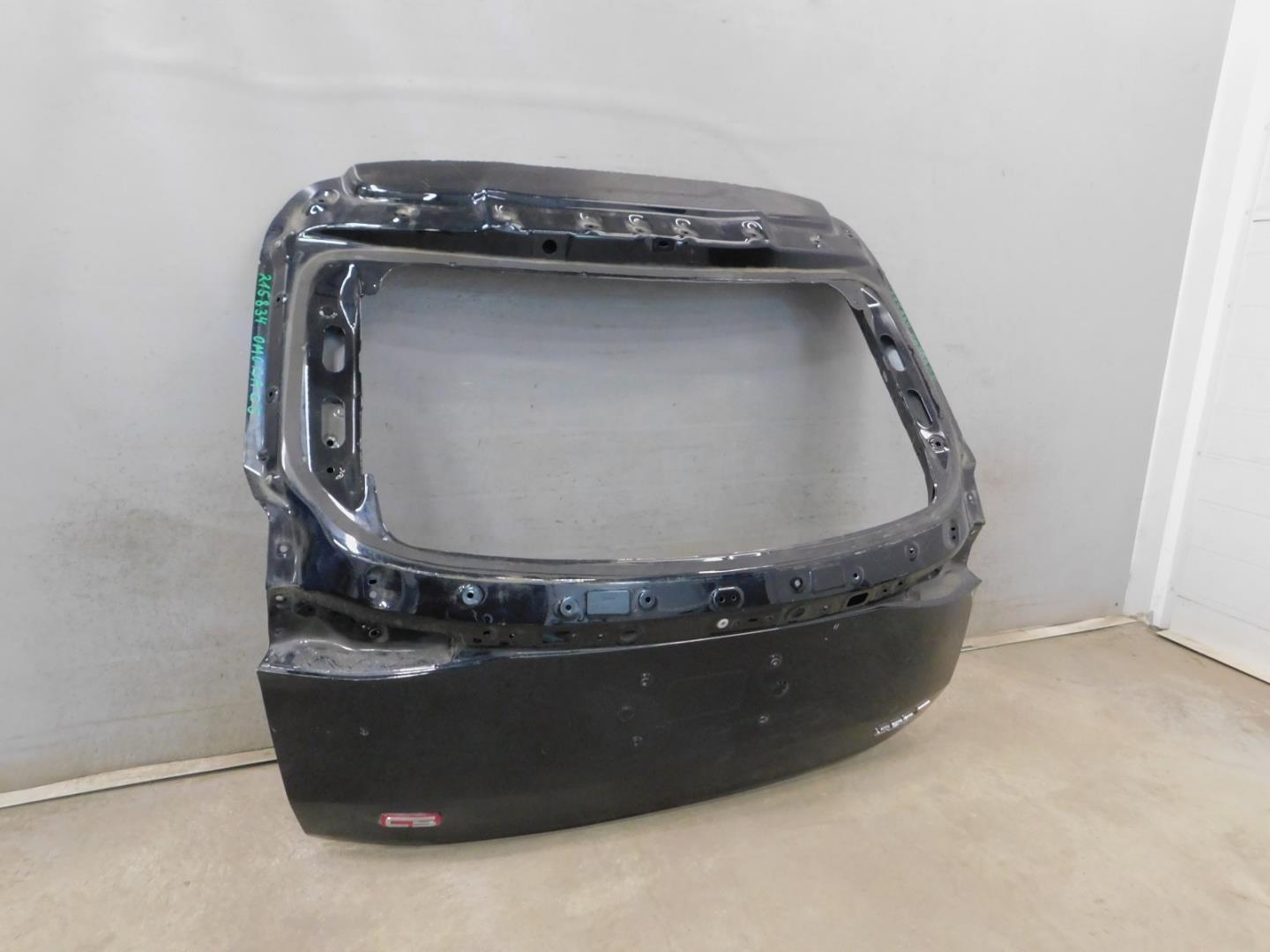 Дверь багажника