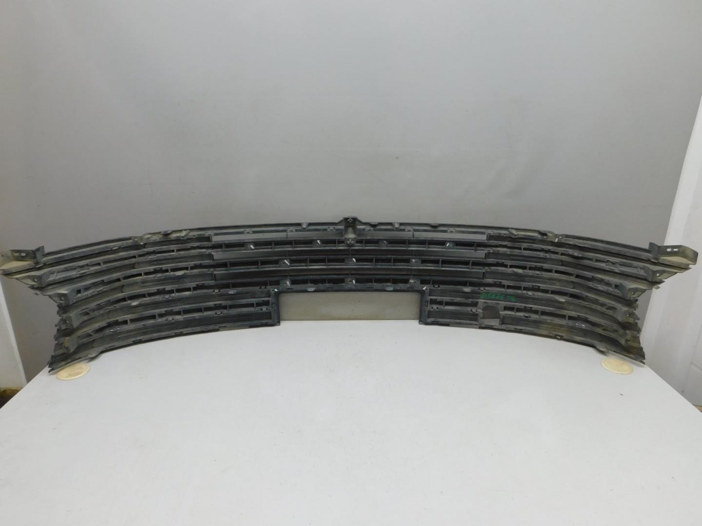 Решетка в бампер центральная