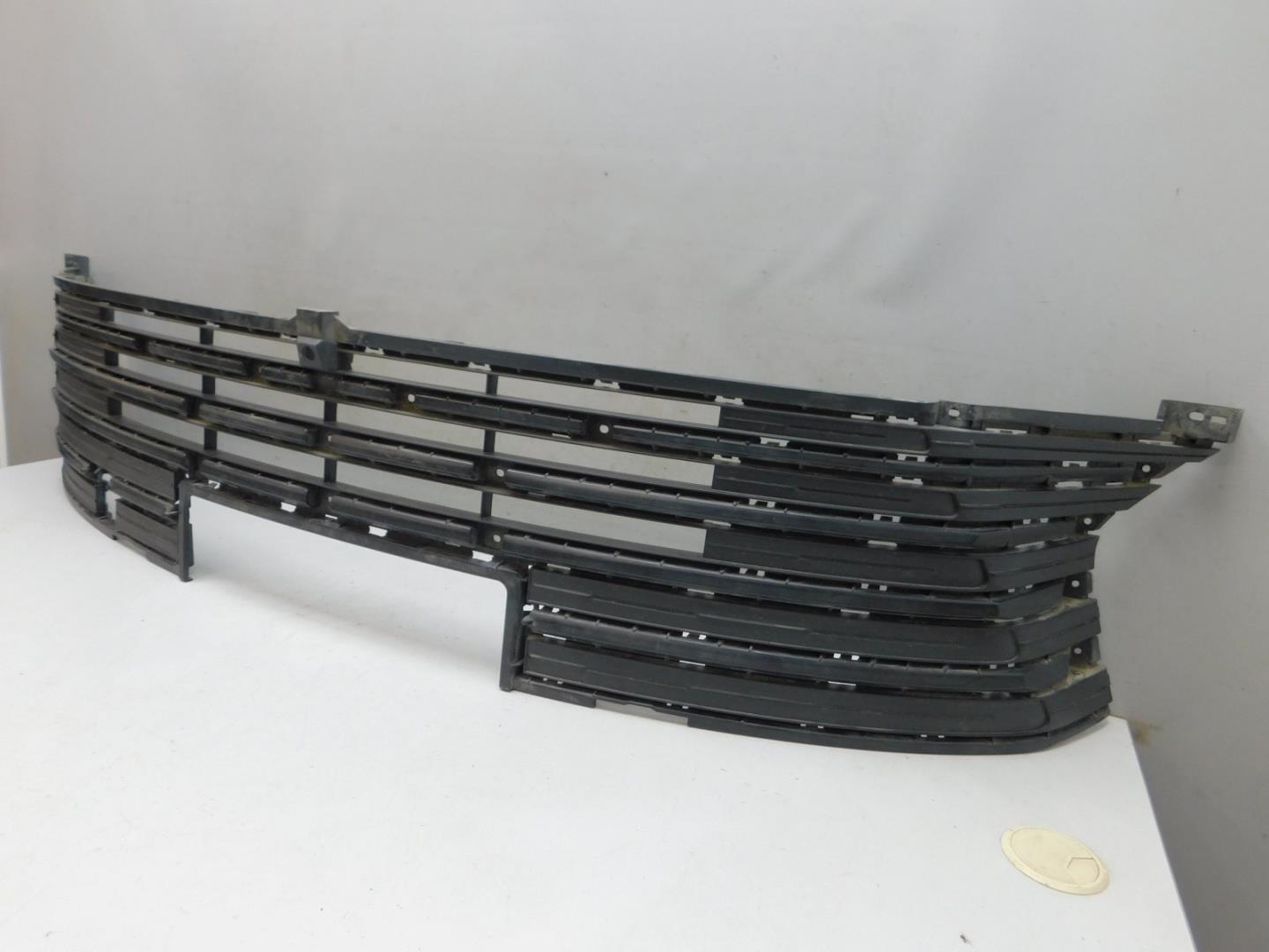 Решетка в бампер центральная