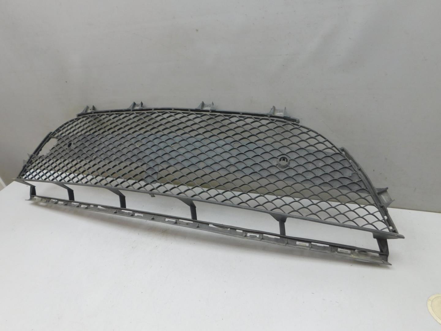 Решетка в бампер центральная