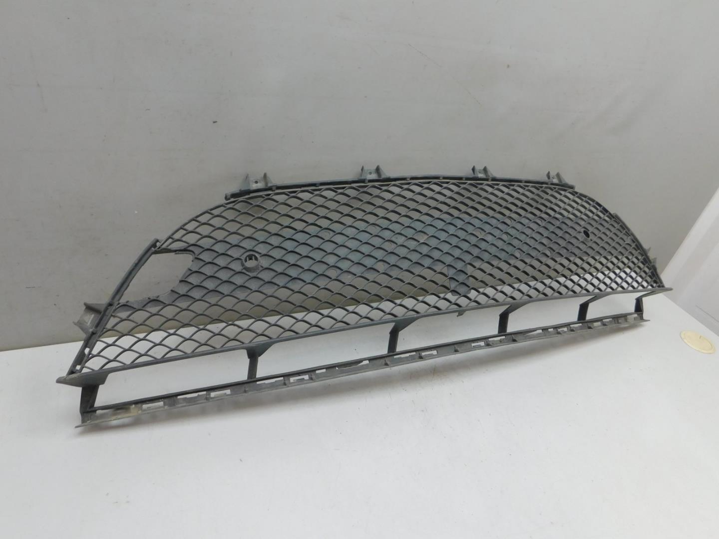 Решетка в бампер центральная