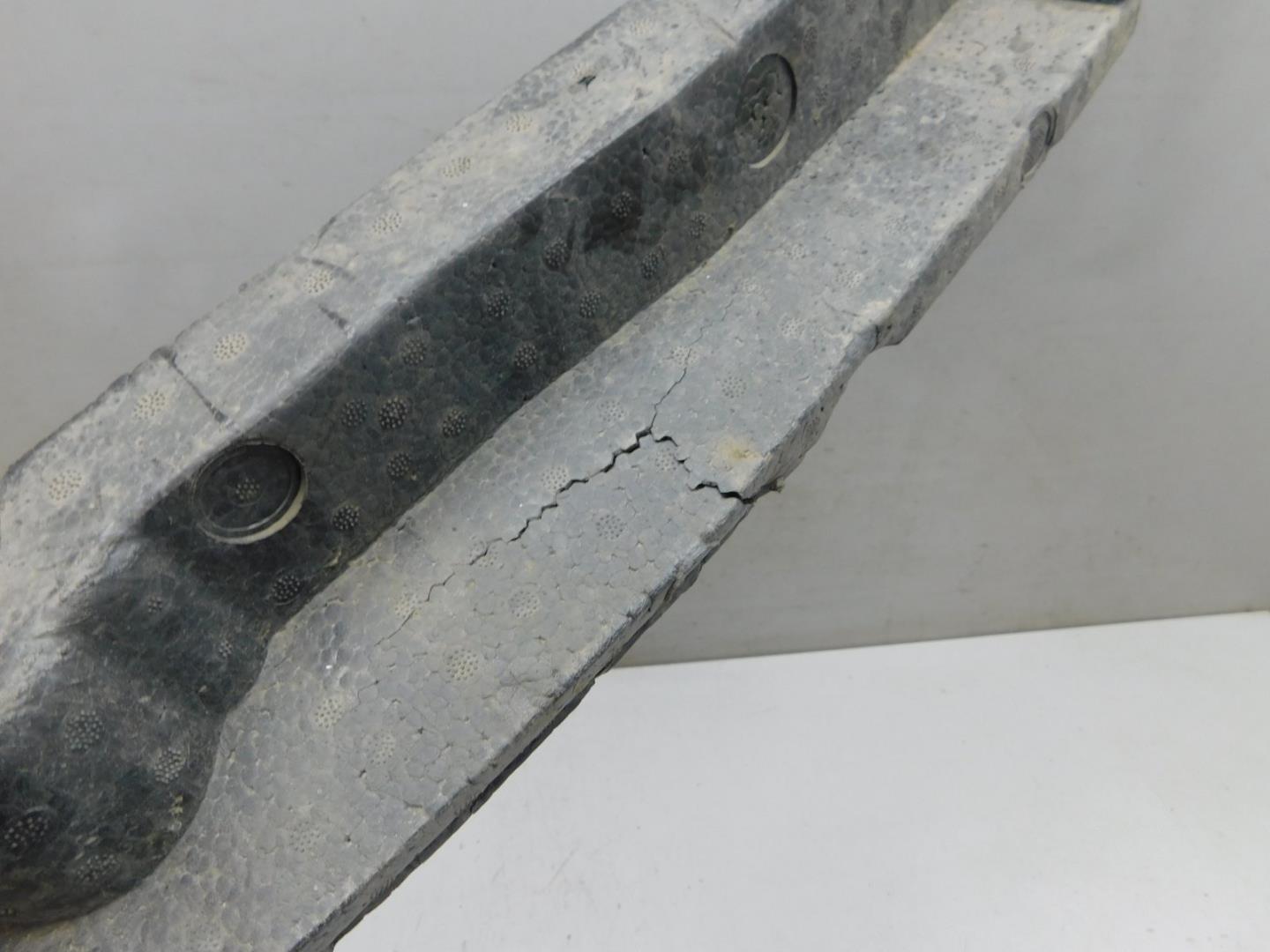 Усилитель переднего бампера