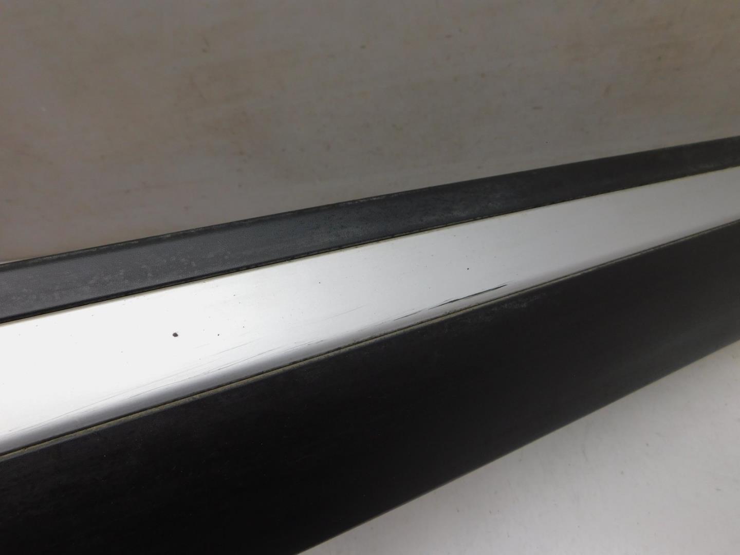 Накладка двери передней правой