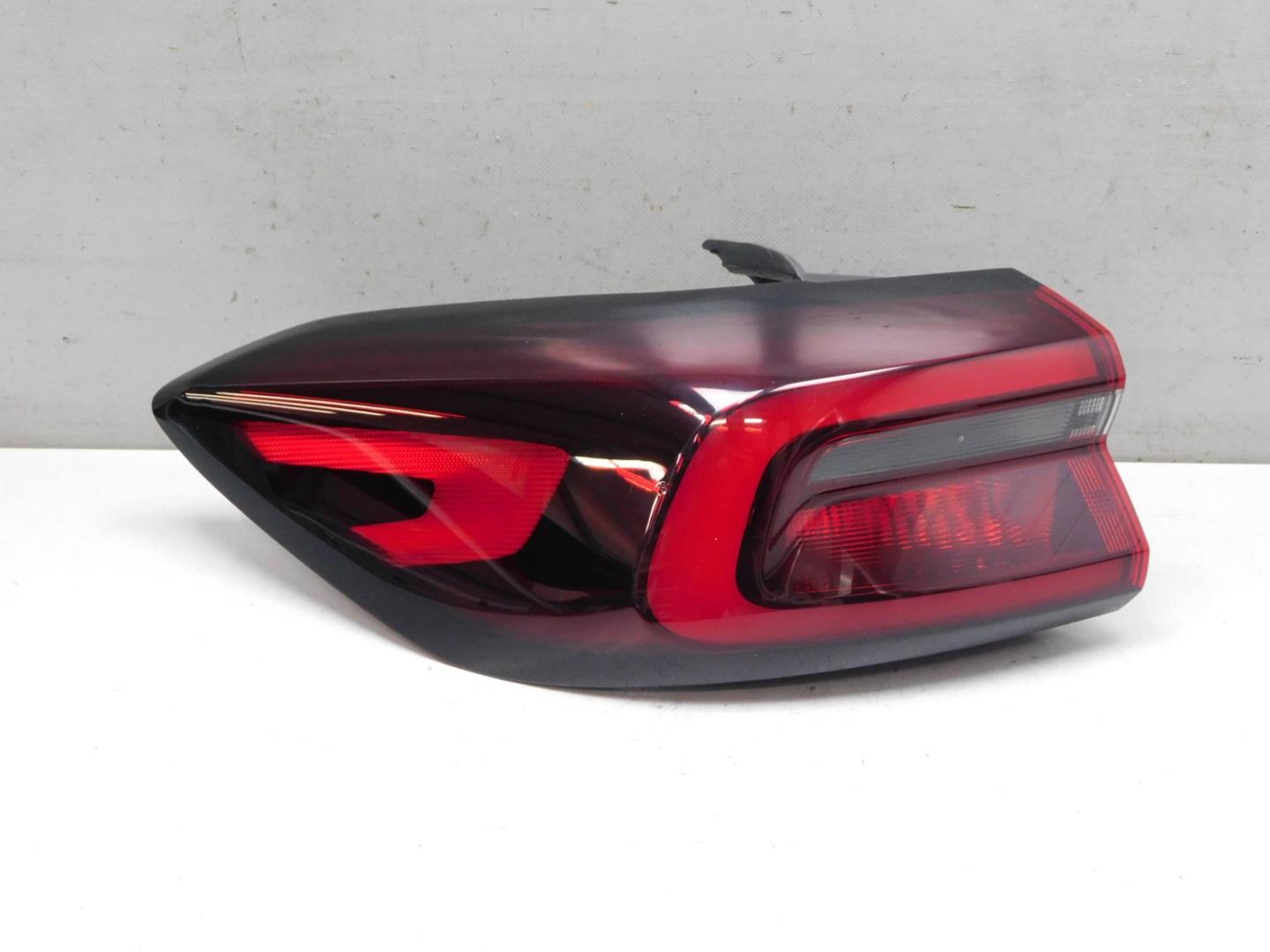 Фонарь задний наружный левый