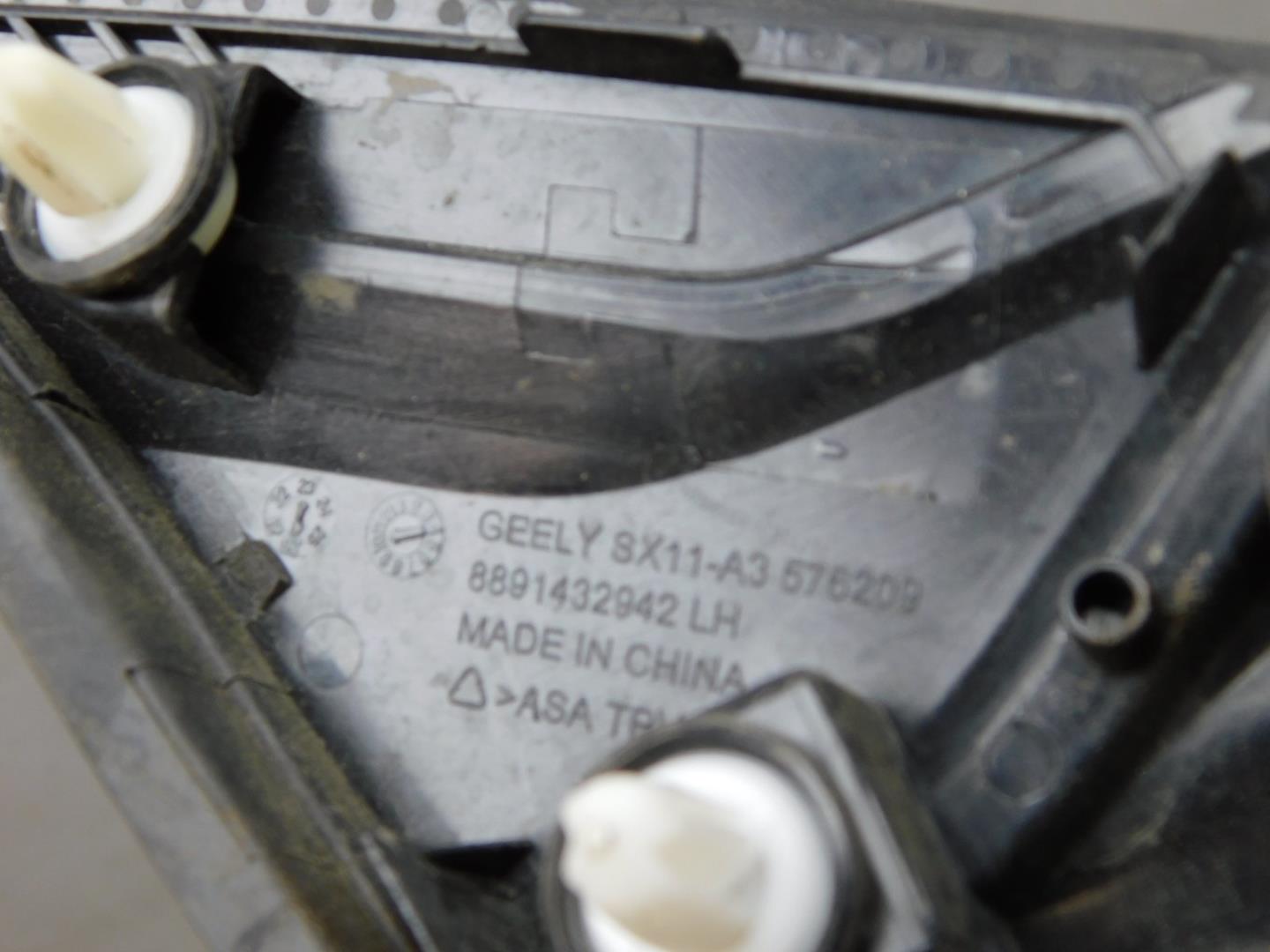 Накладка переднего крыла левого