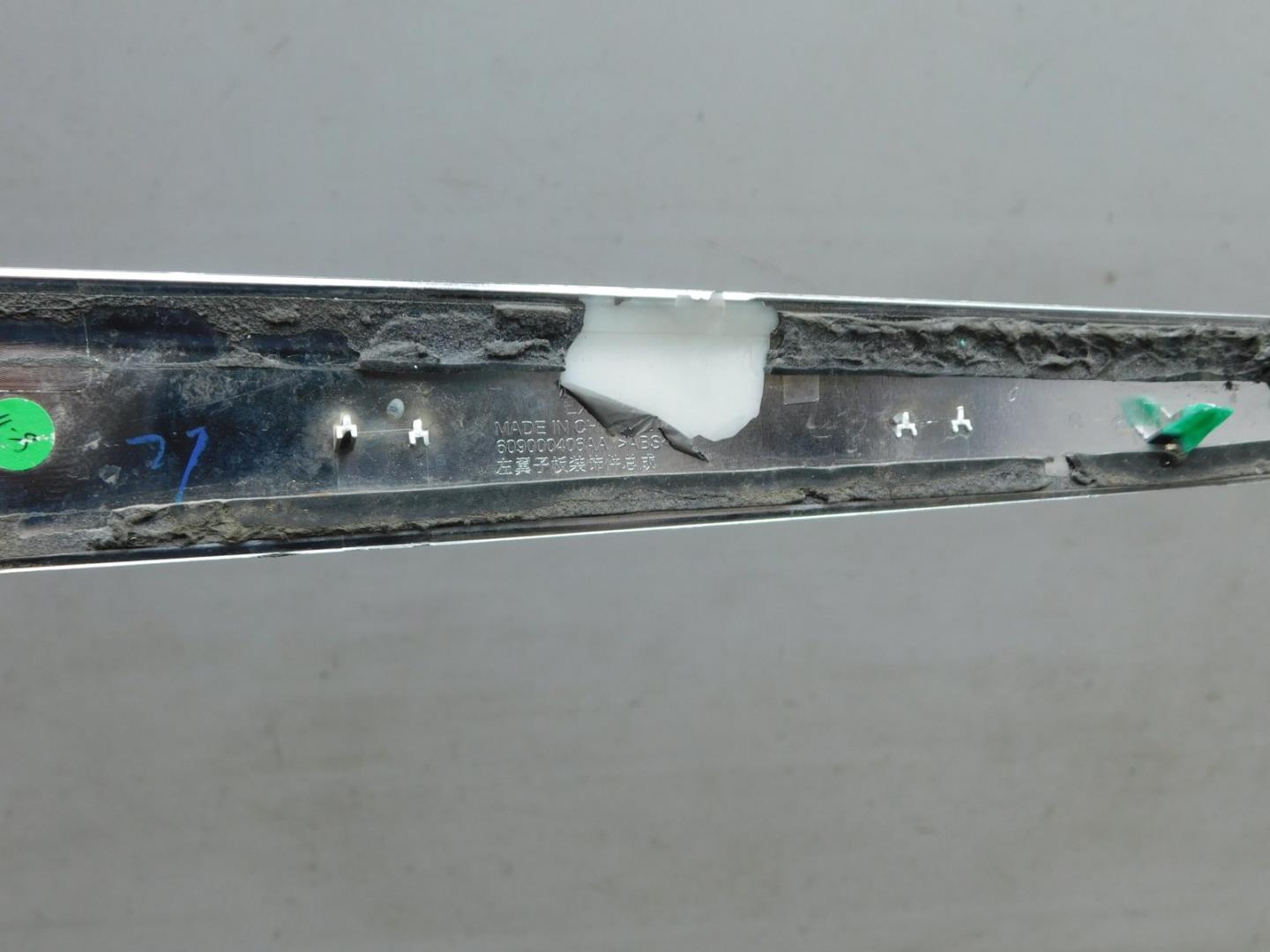 Накладка переднего крыла левого