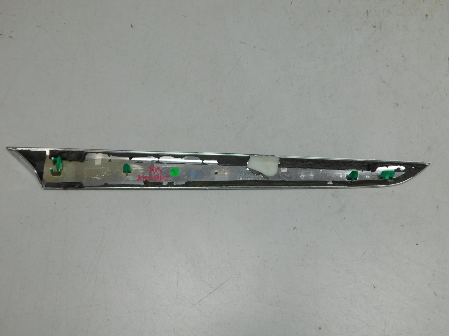 Накладка переднего крыла левого