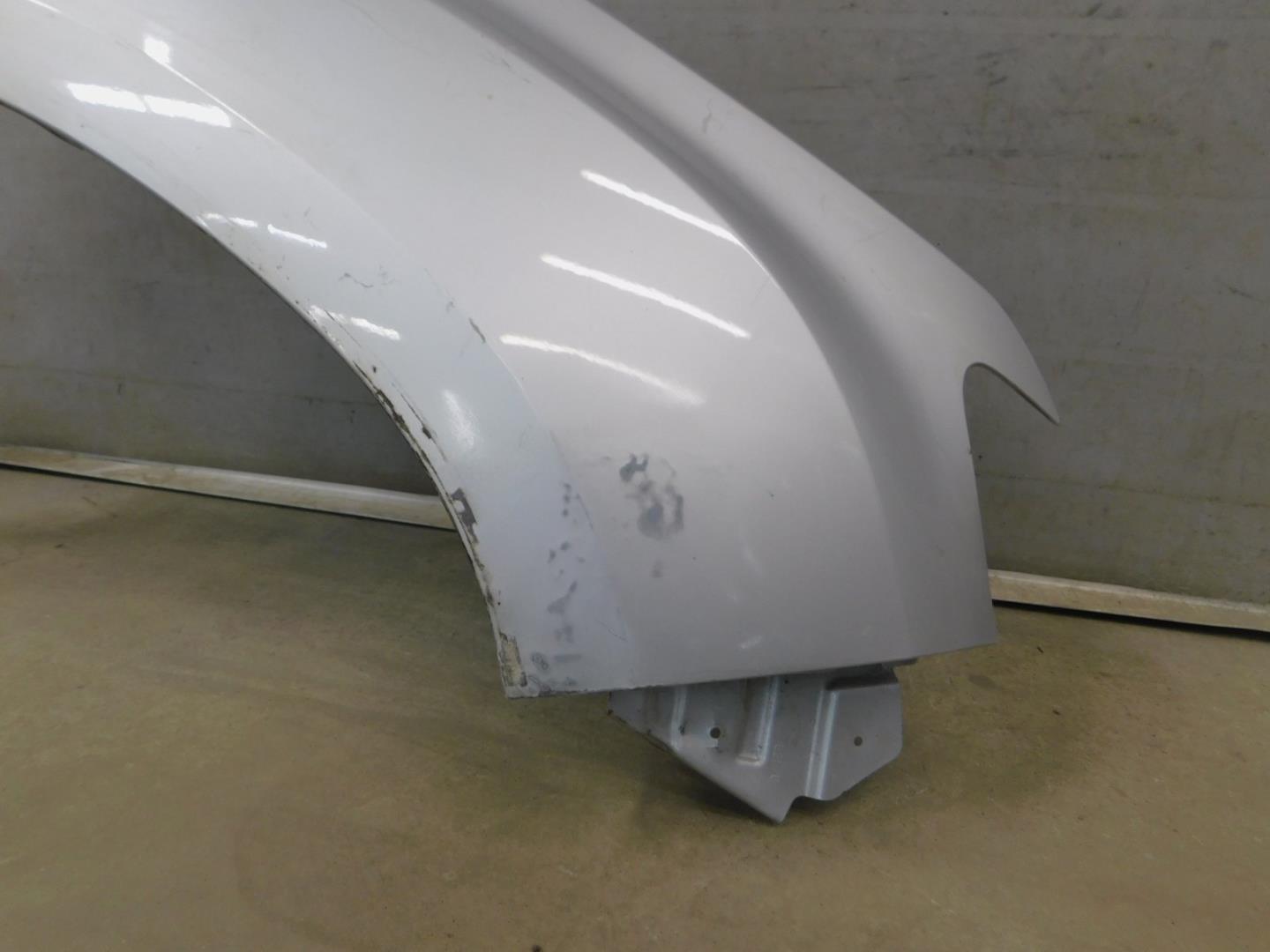 Крыло переднее правое