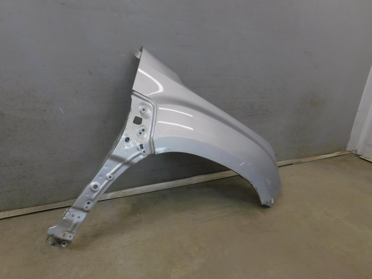 Крыло переднее правое