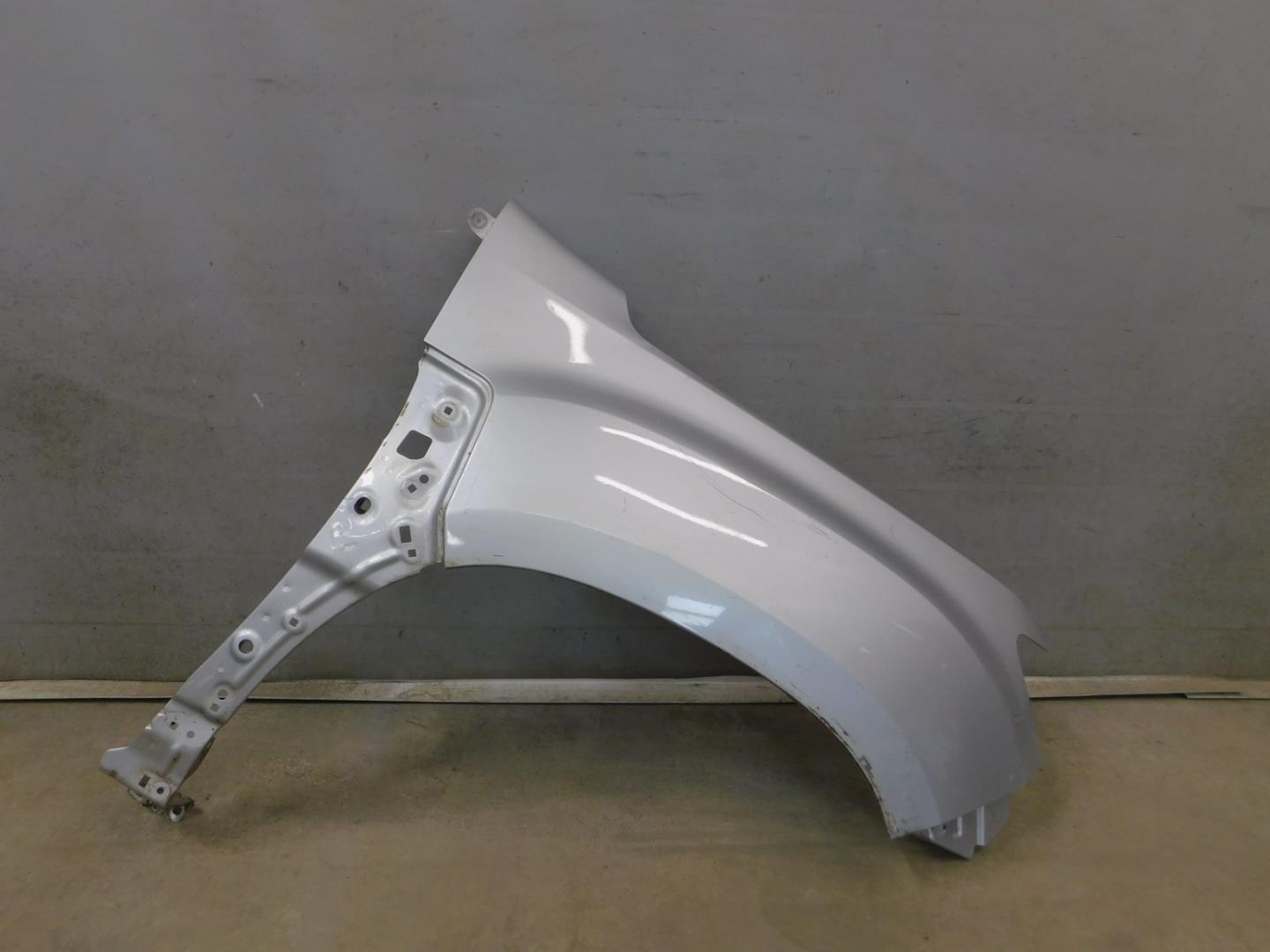 Крыло переднее правое