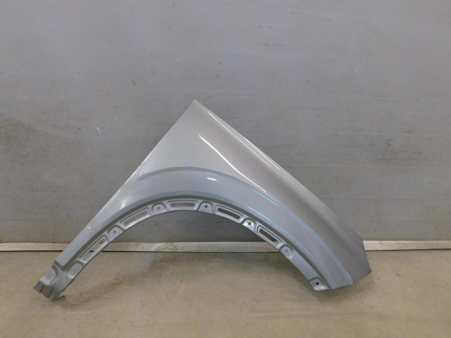 Крыло переднее правое