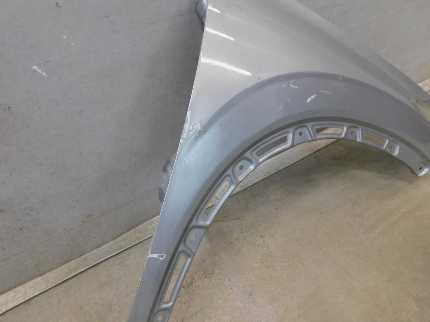 Крыло переднее правое