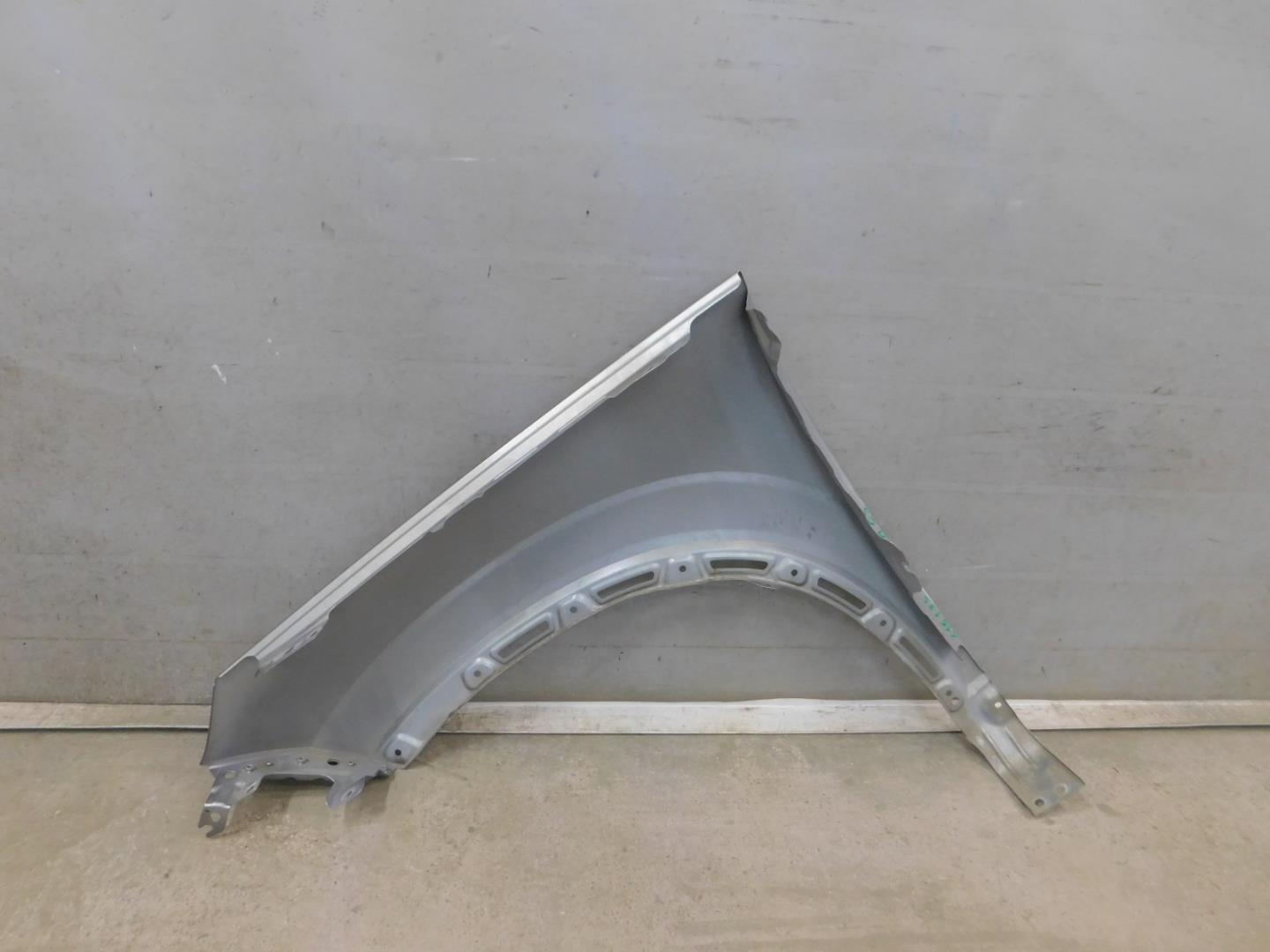 Крыло переднее правое