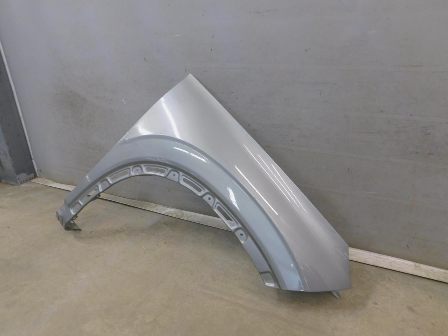 Крыло переднее правое