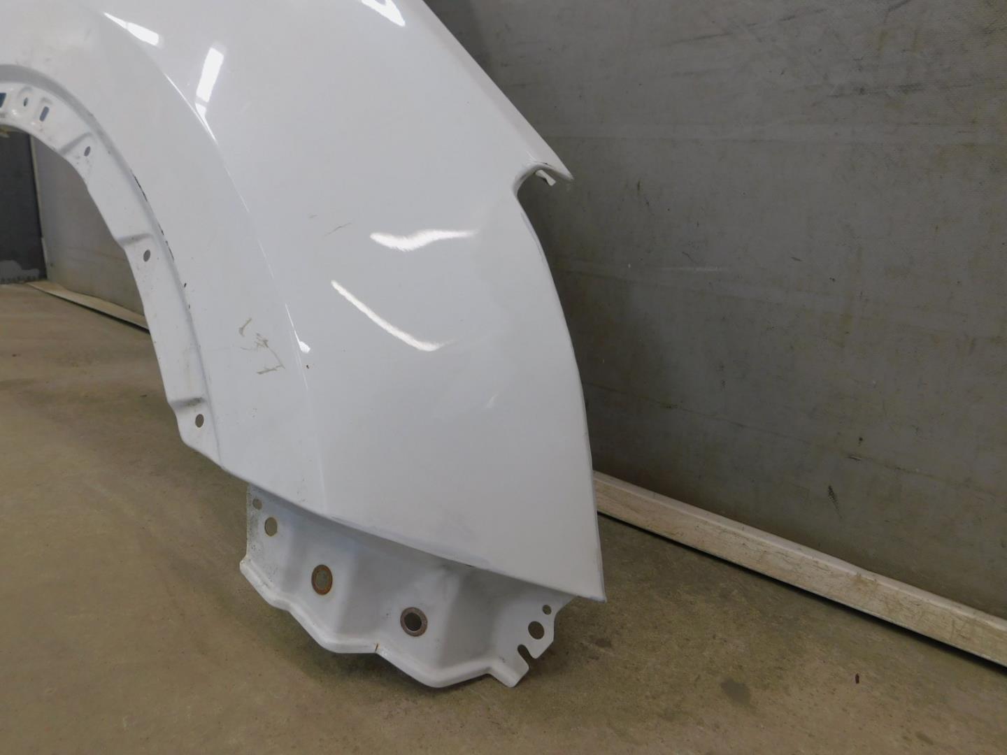 Крыло переднее правое