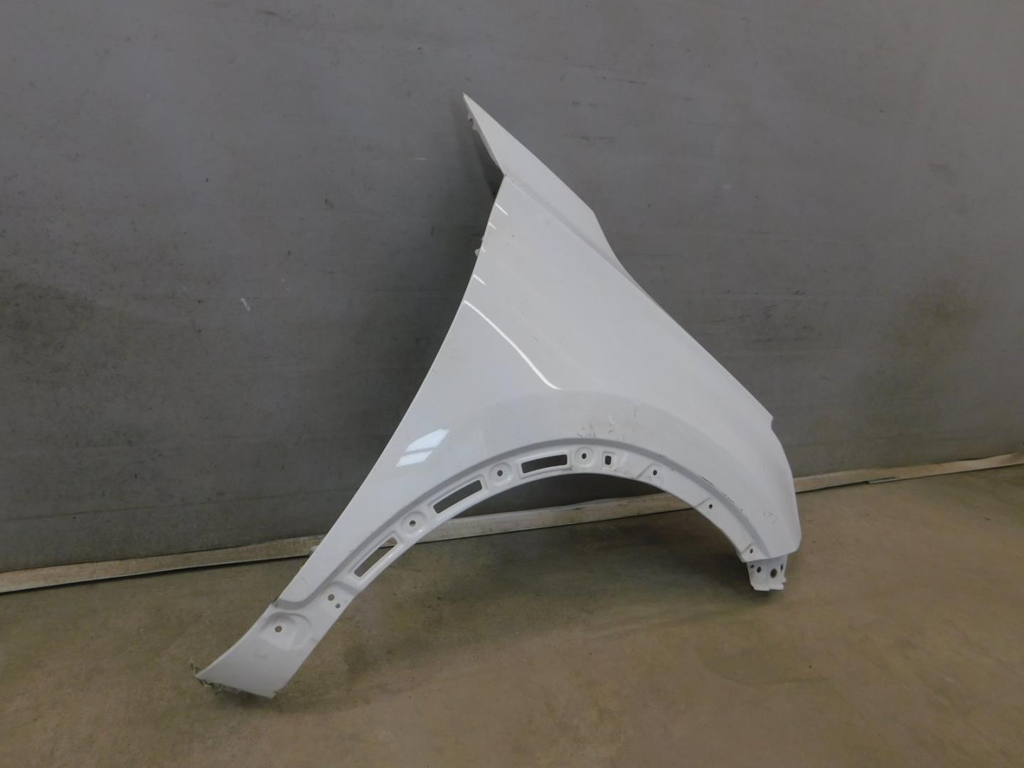 Крыло переднее правое