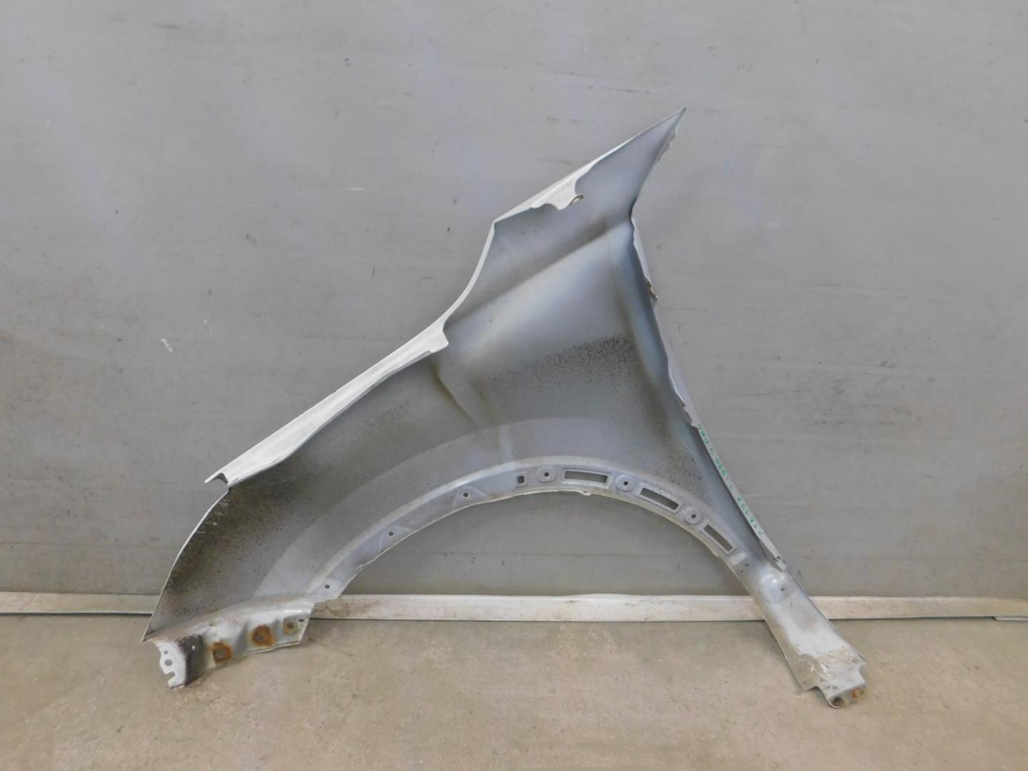 Крыло переднее правое