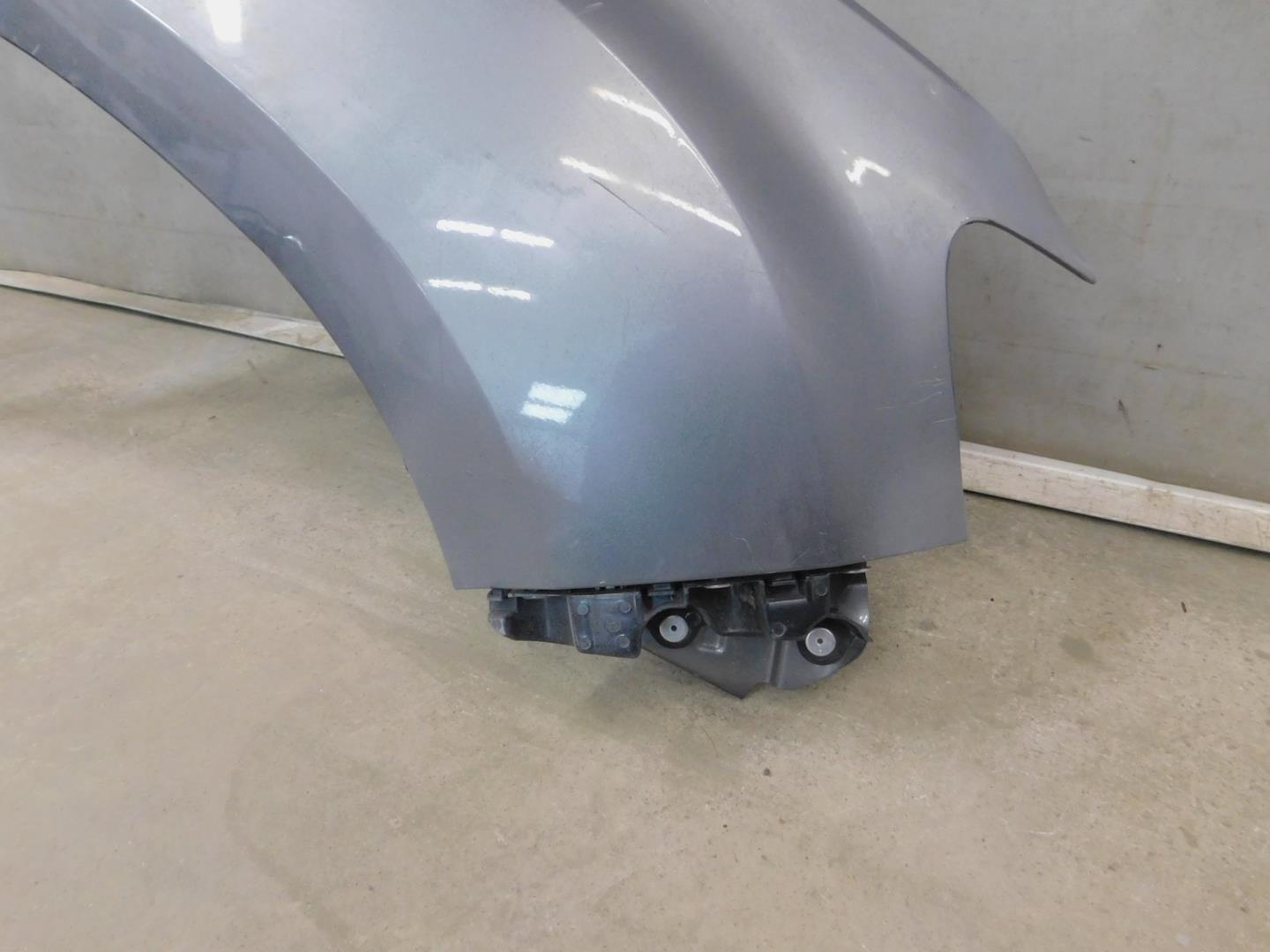 Крыло переднее правое