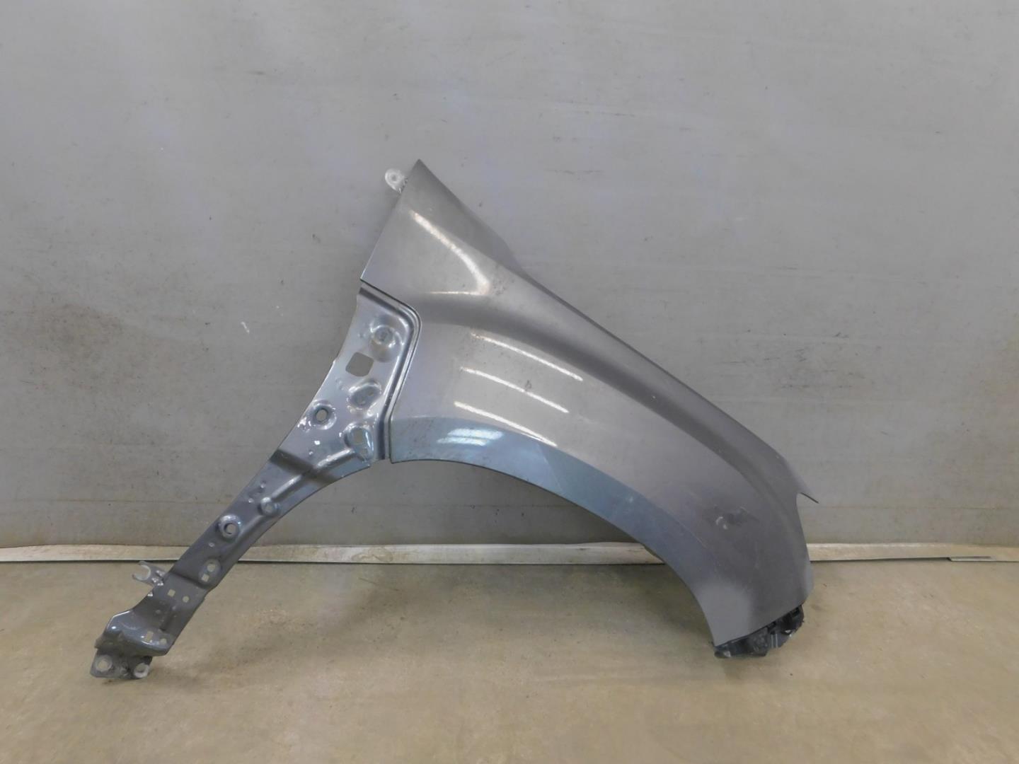 Крыло переднее правое