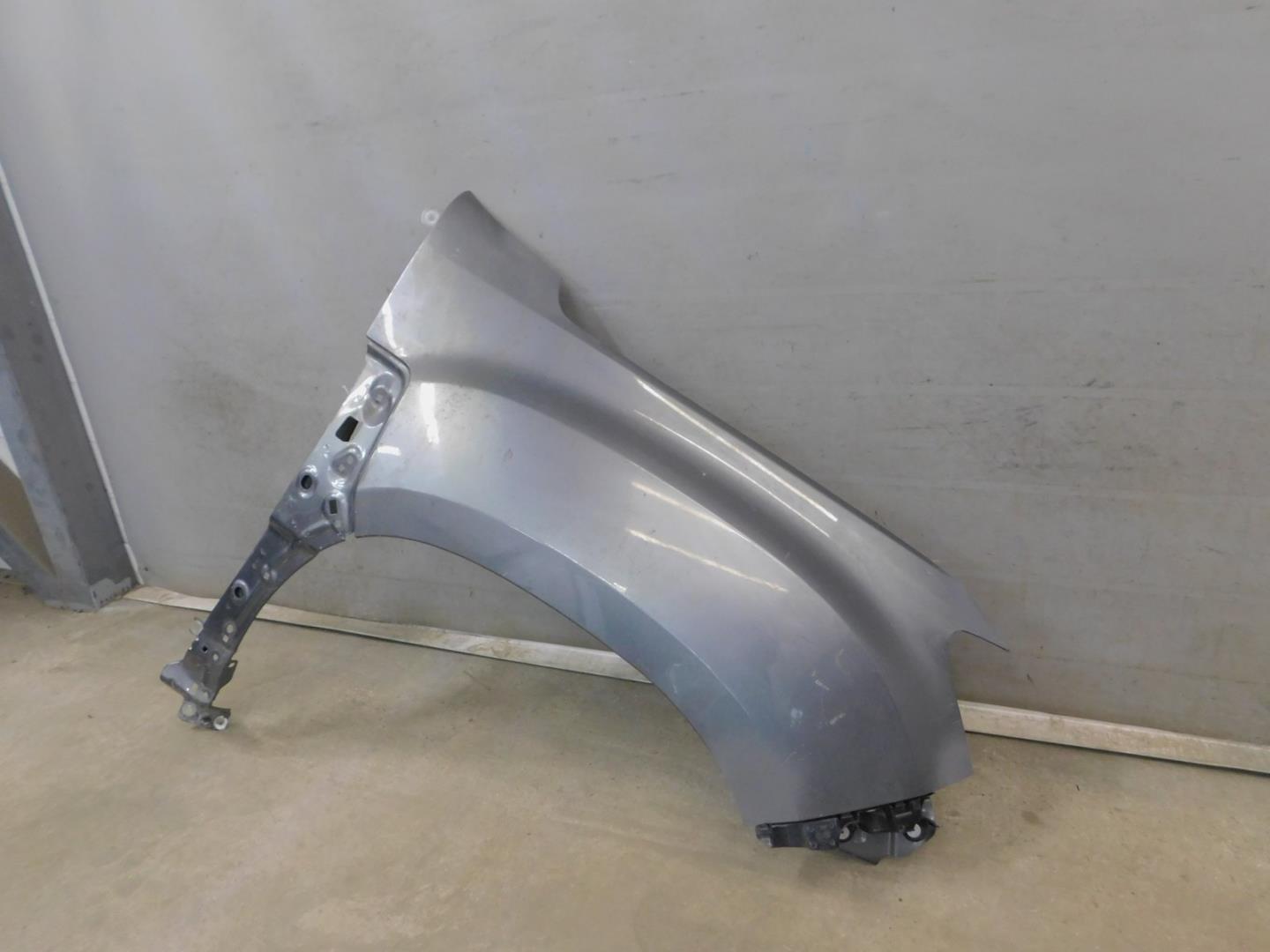 Крыло переднее правое