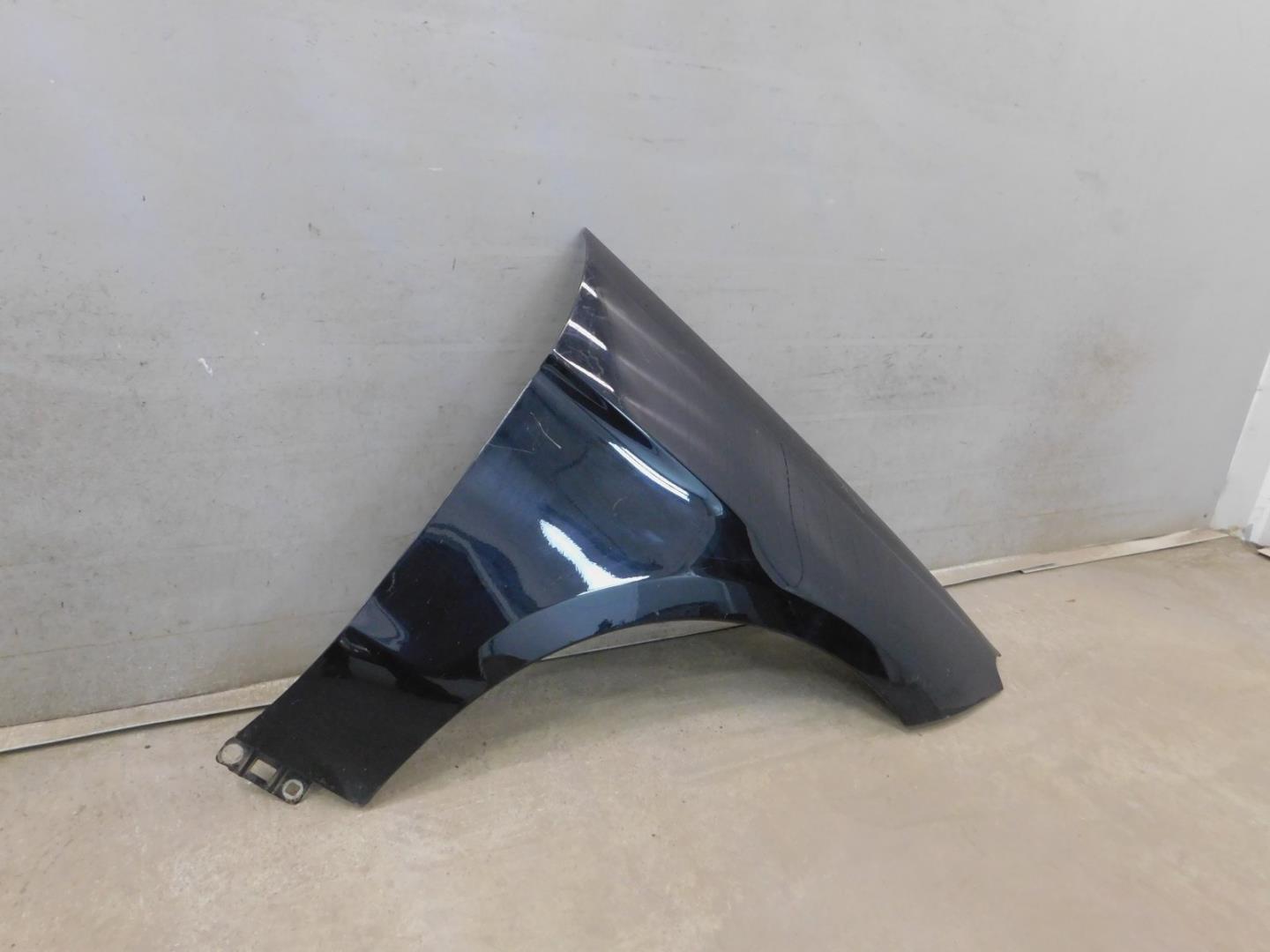 Крыло переднее правое