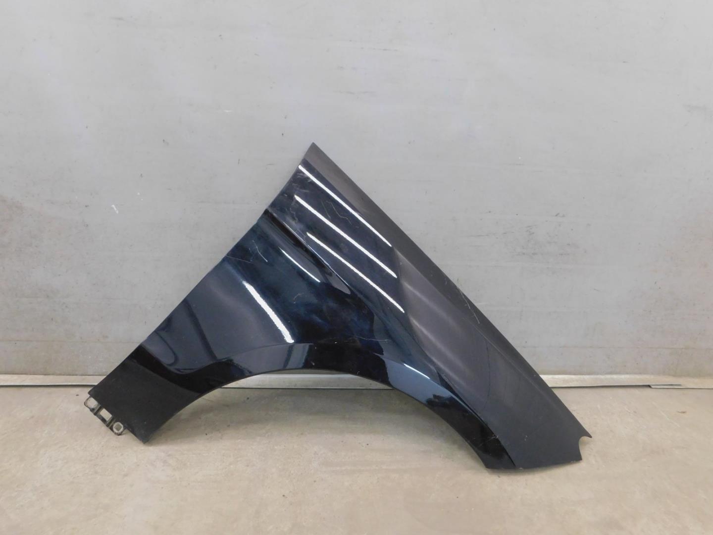 Крыло переднее правое