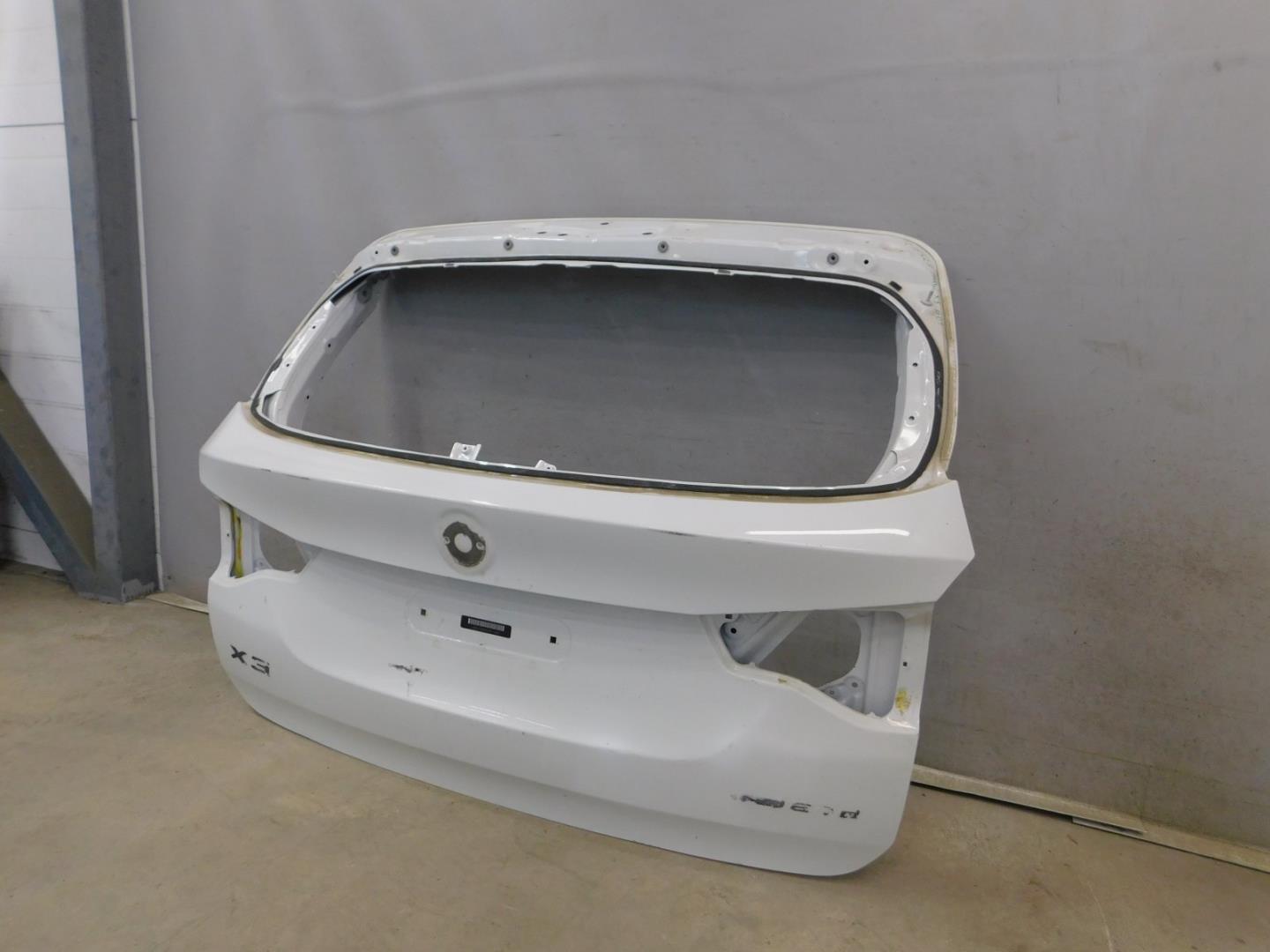 Дверь багажника