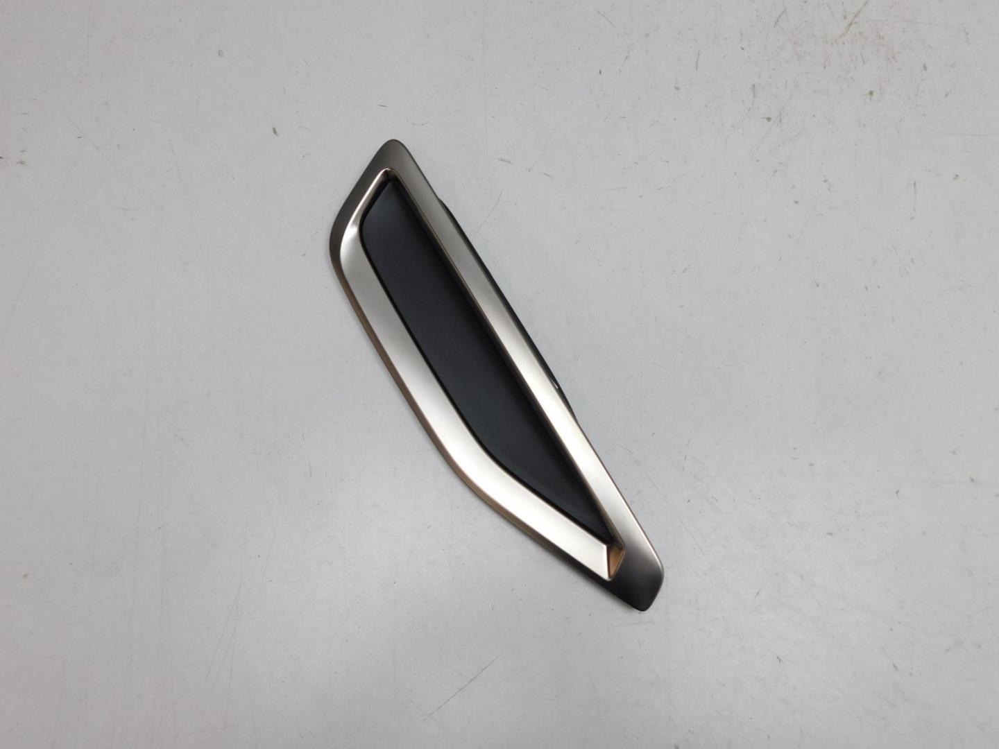 Накладка переднего крыла правого