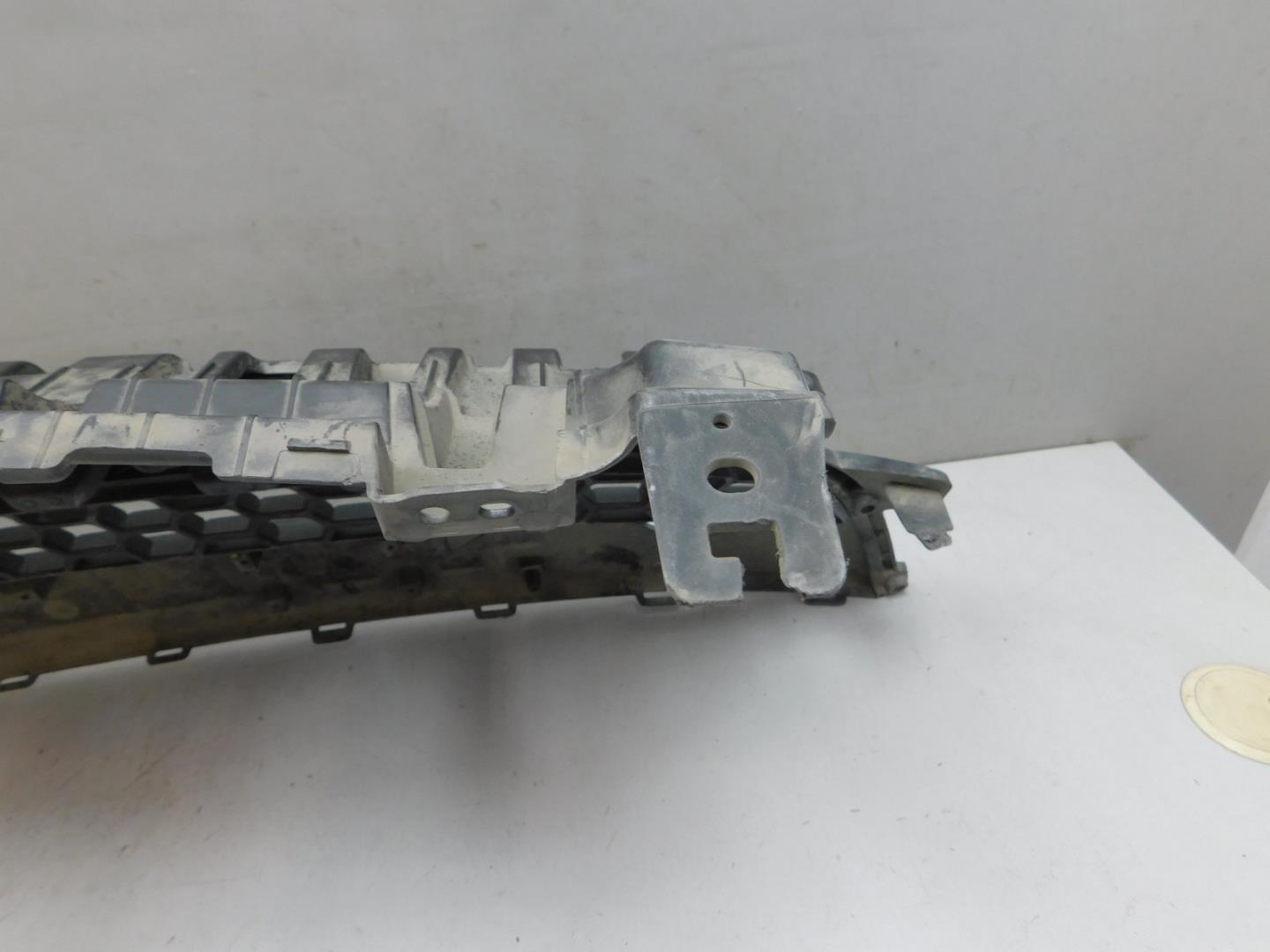 Решетка в бампер центральная