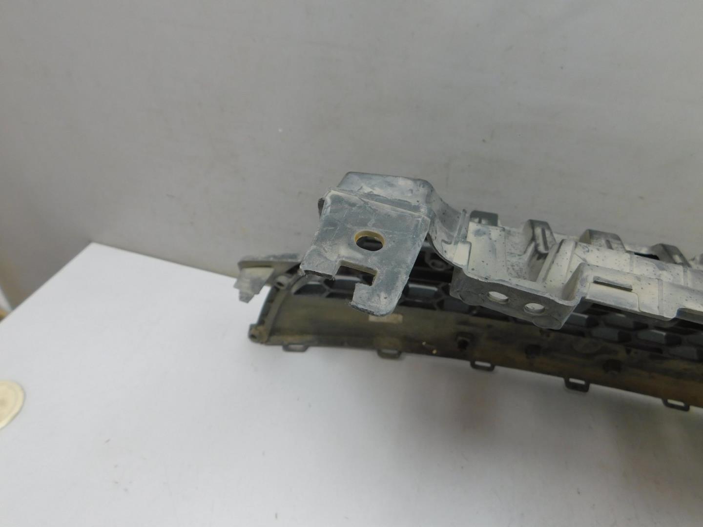 Решетка в бампер центральная