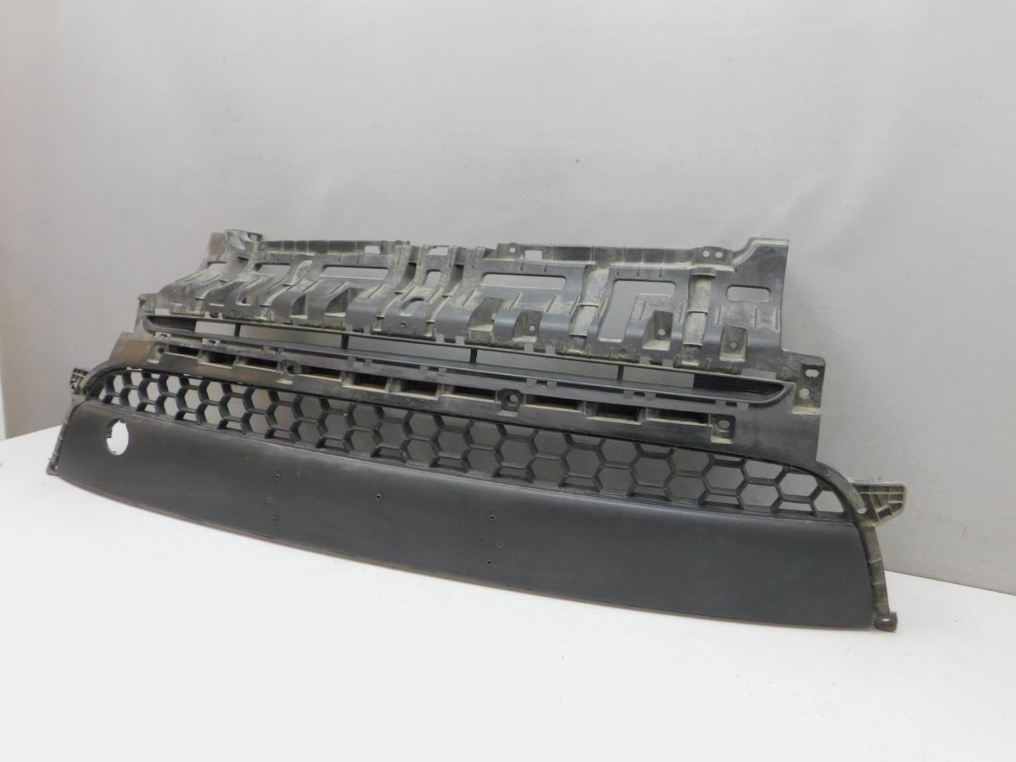 Решетка в бампер центральная