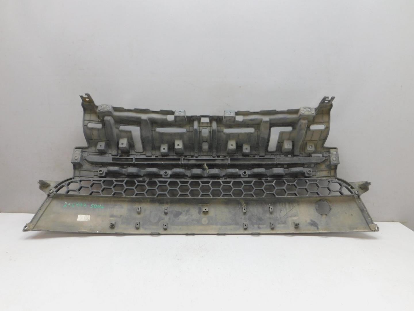 Решетка в бампер центральная