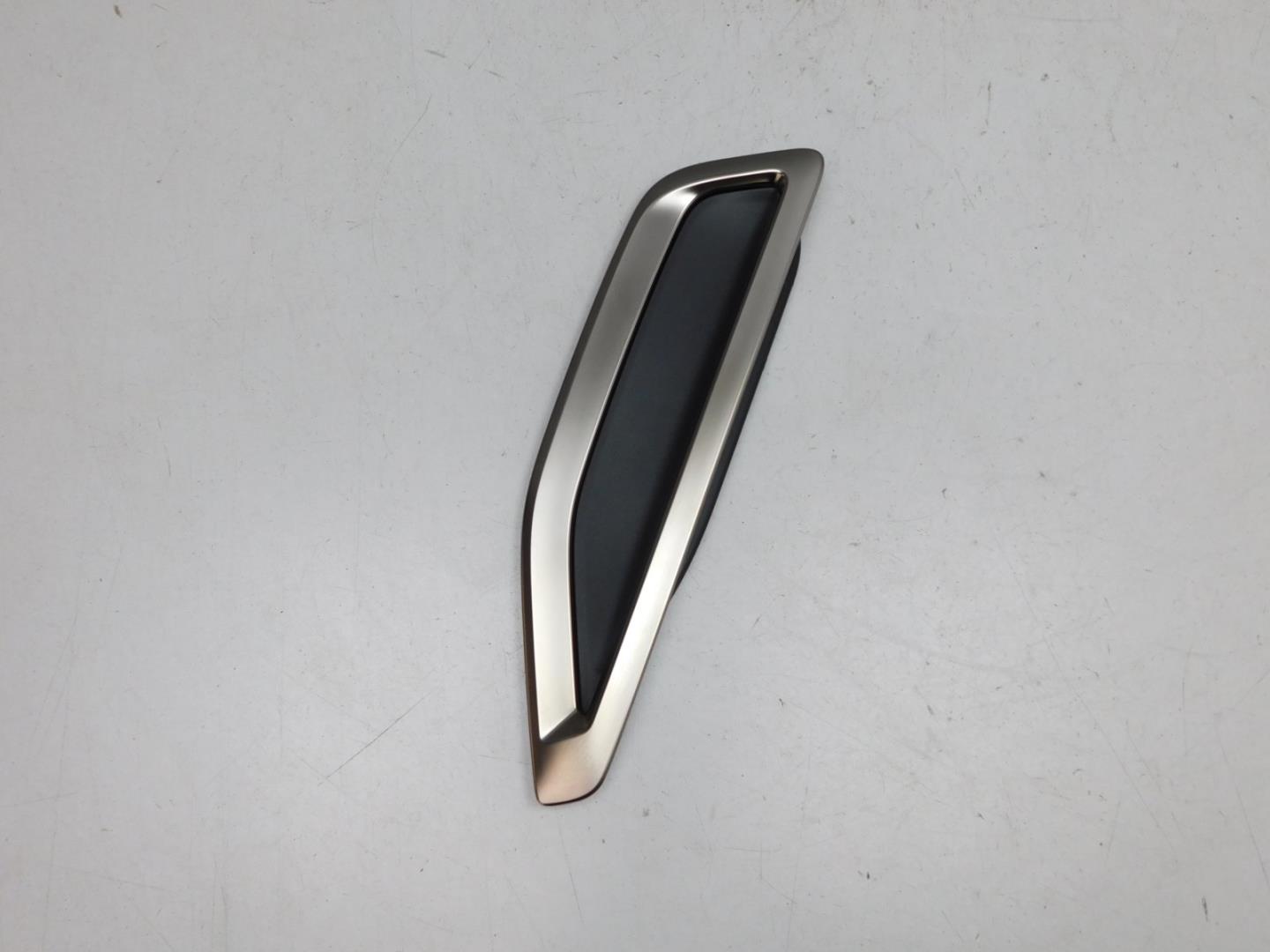 Накладка переднего крыла правого