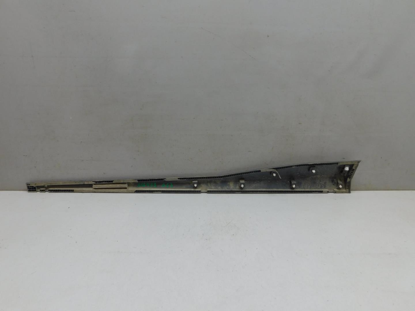 Накладка двери передней правой