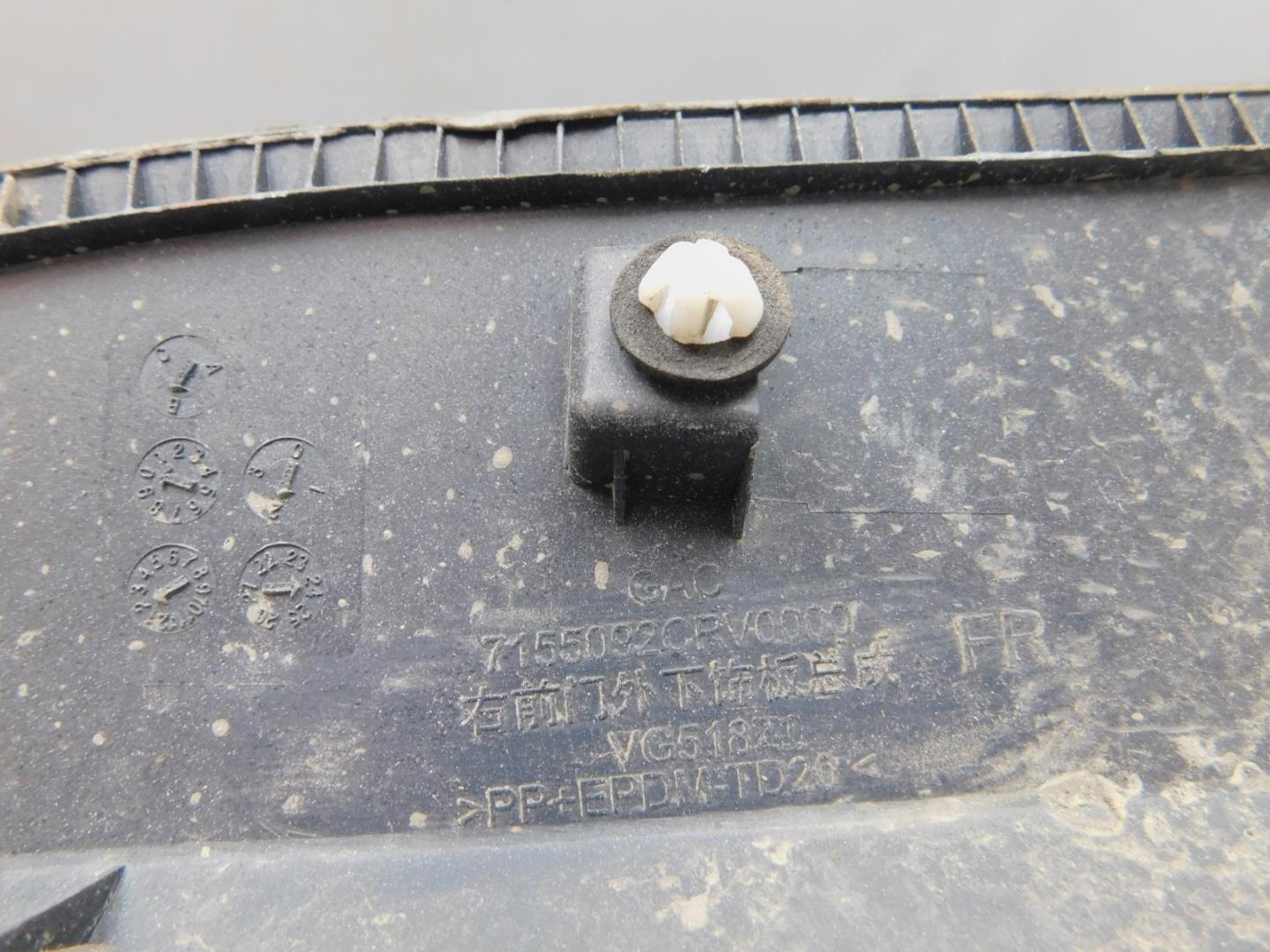 Накладка двери передней правой