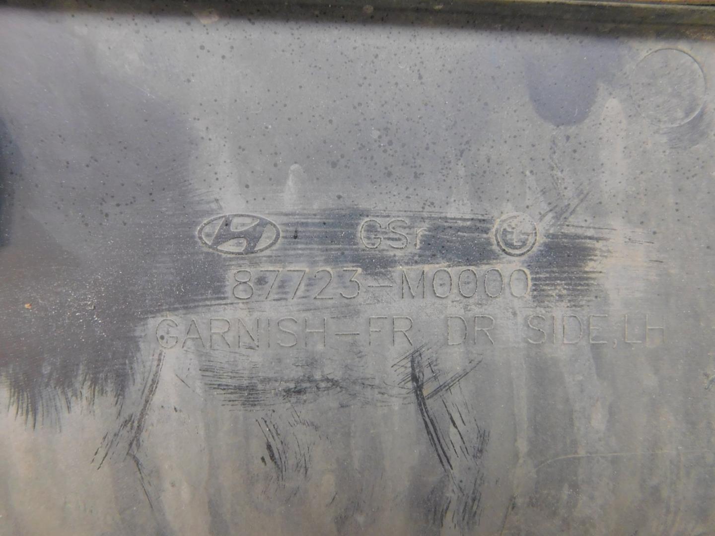 Накладка двери передней левой