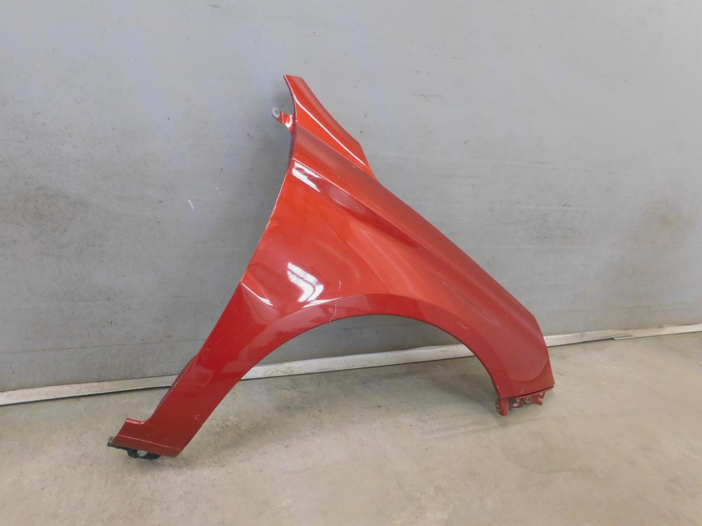 Крыло переднее правое