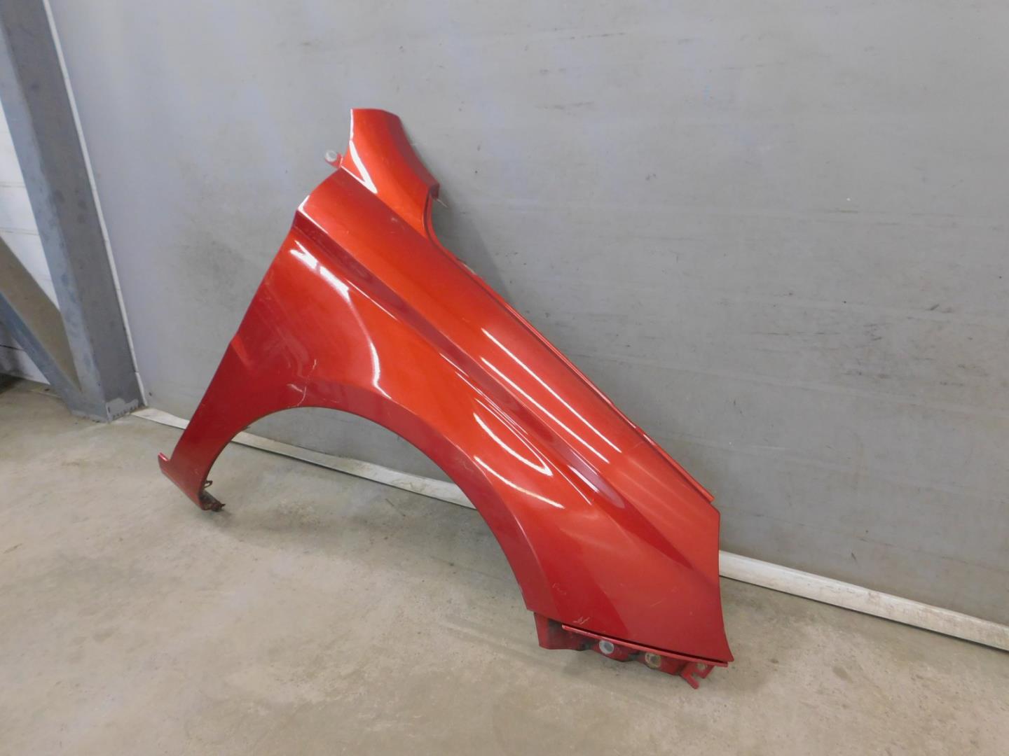 Крыло переднее правое