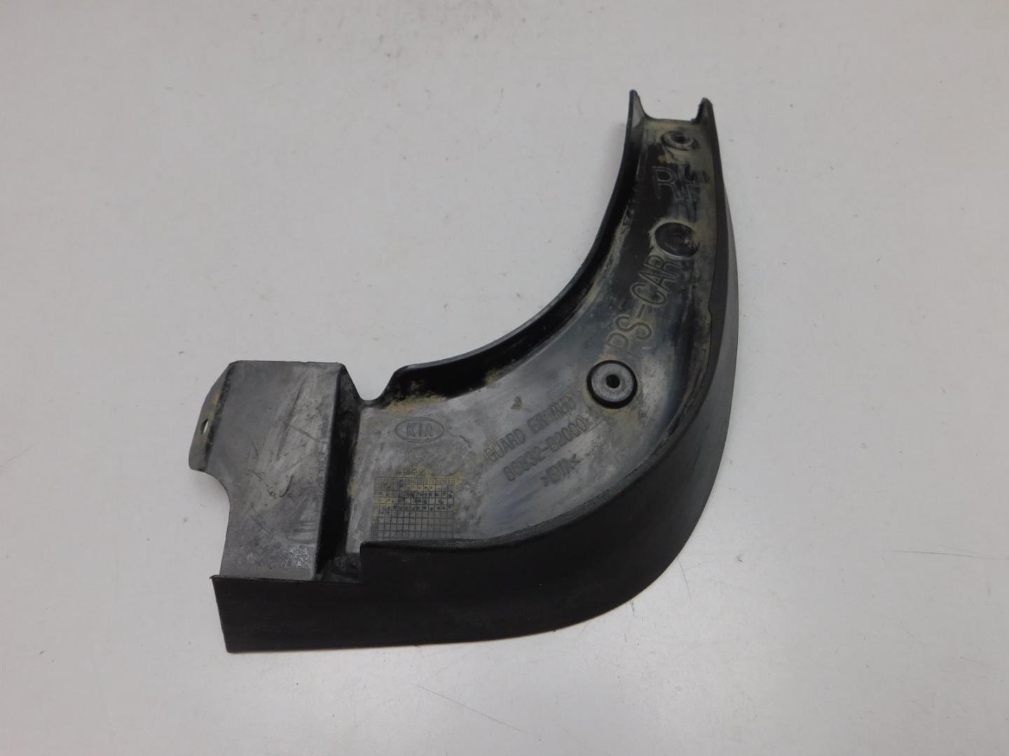 Брызговик передний правый