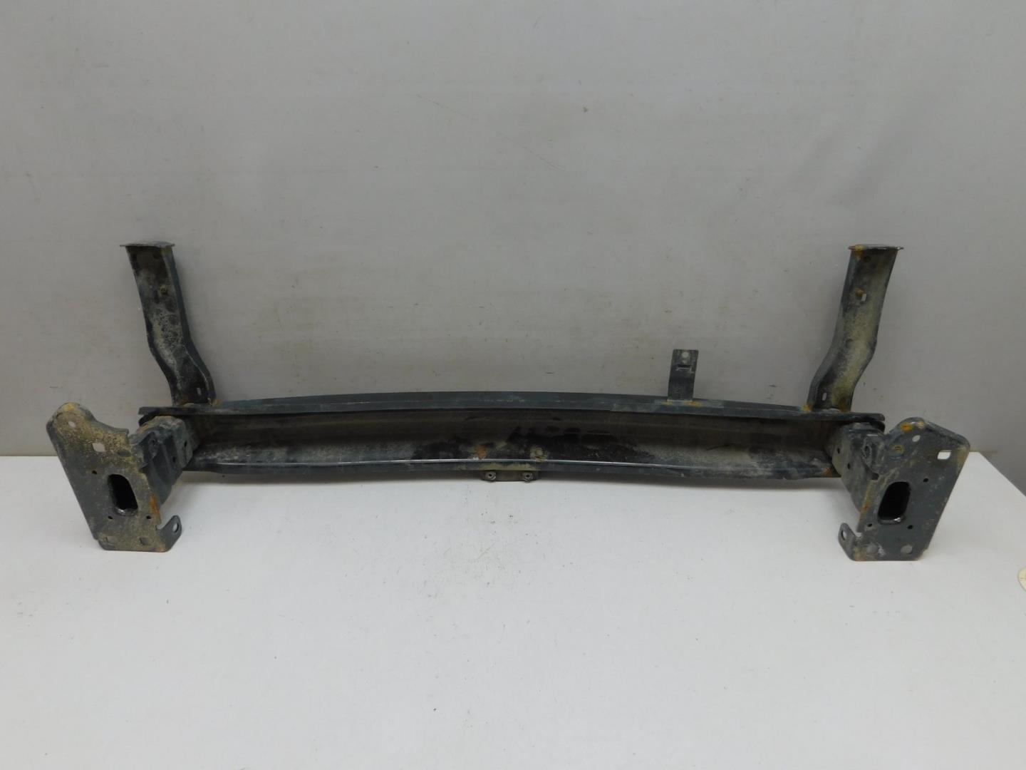 Усилитель переднего бампера